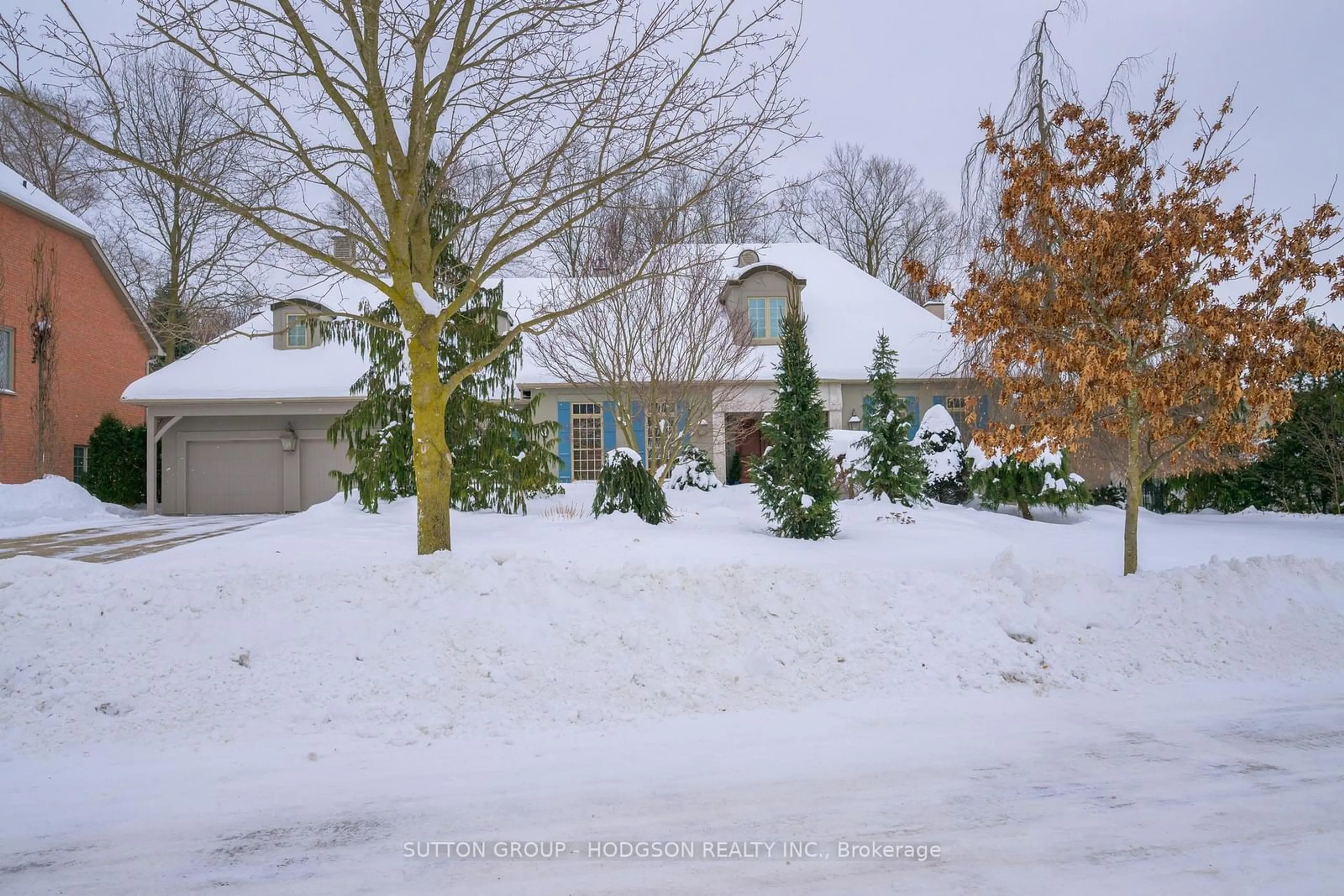 A pic from outside/outdoor area/front of a property/back of a property/a pic from drone, street for 95 Fitzwilliam Blvd, London Ontario N6H 5H4