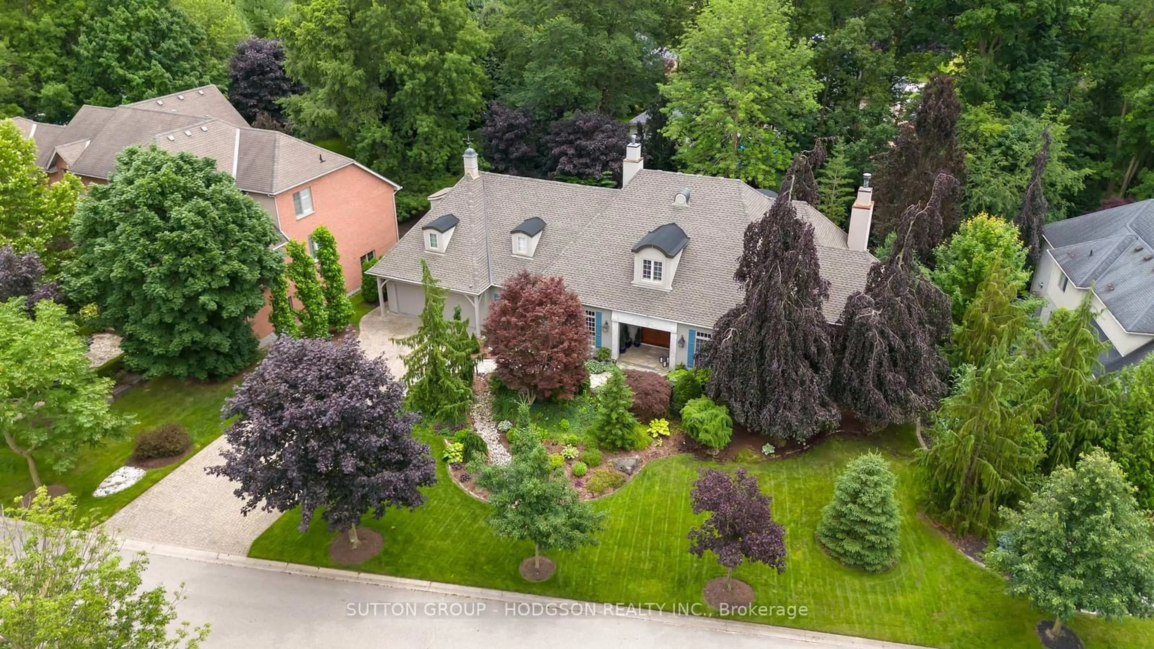 A pic from outside/outdoor area/front of a property/back of a property/a pic from drone, street for 95 Fitzwilliam Blvd, London Ontario N6H 5H4