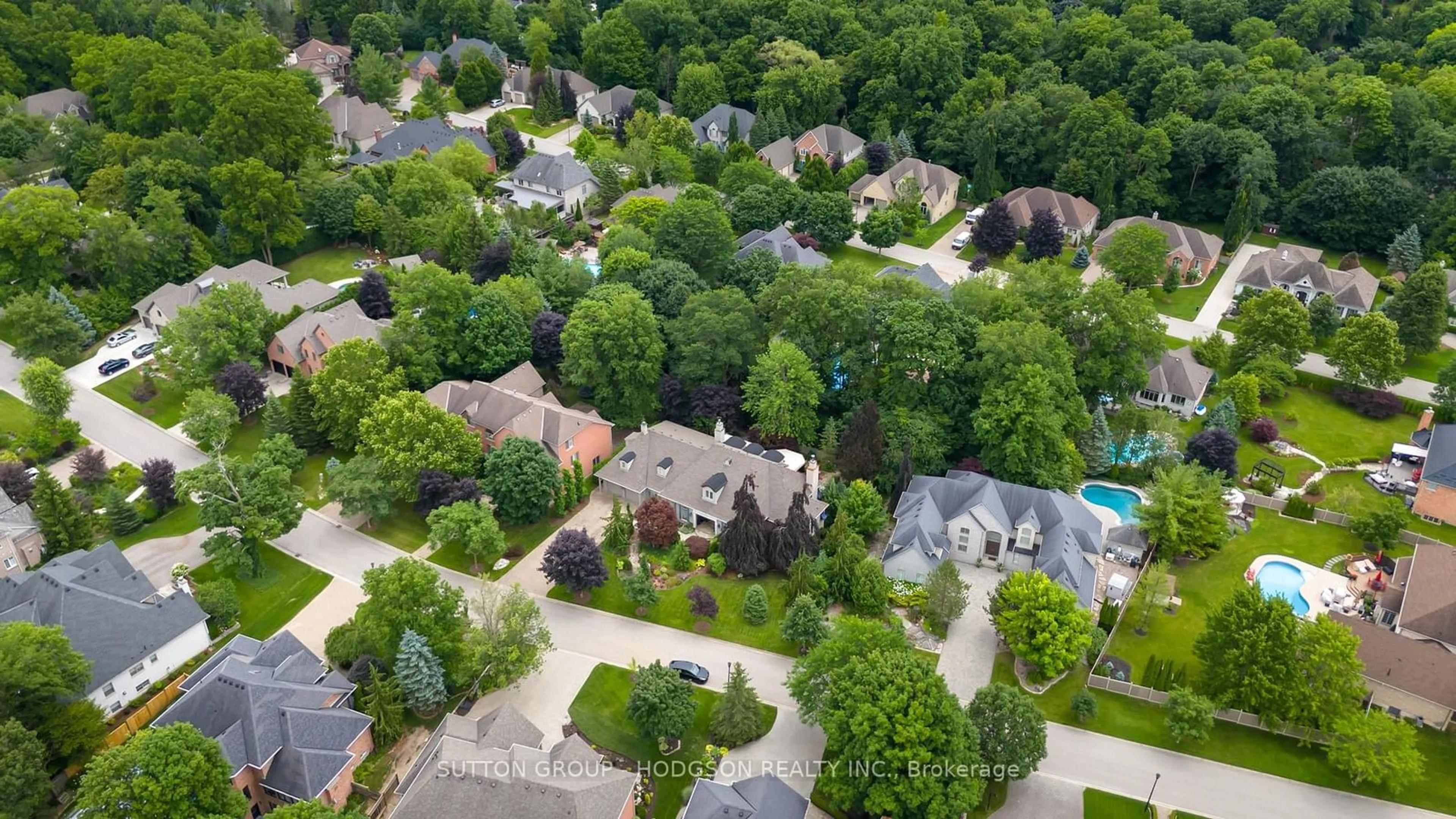 A pic from outside/outdoor area/front of a property/back of a property/a pic from drone, street for 95 Fitzwilliam Blvd, London Ontario N6H 5H4