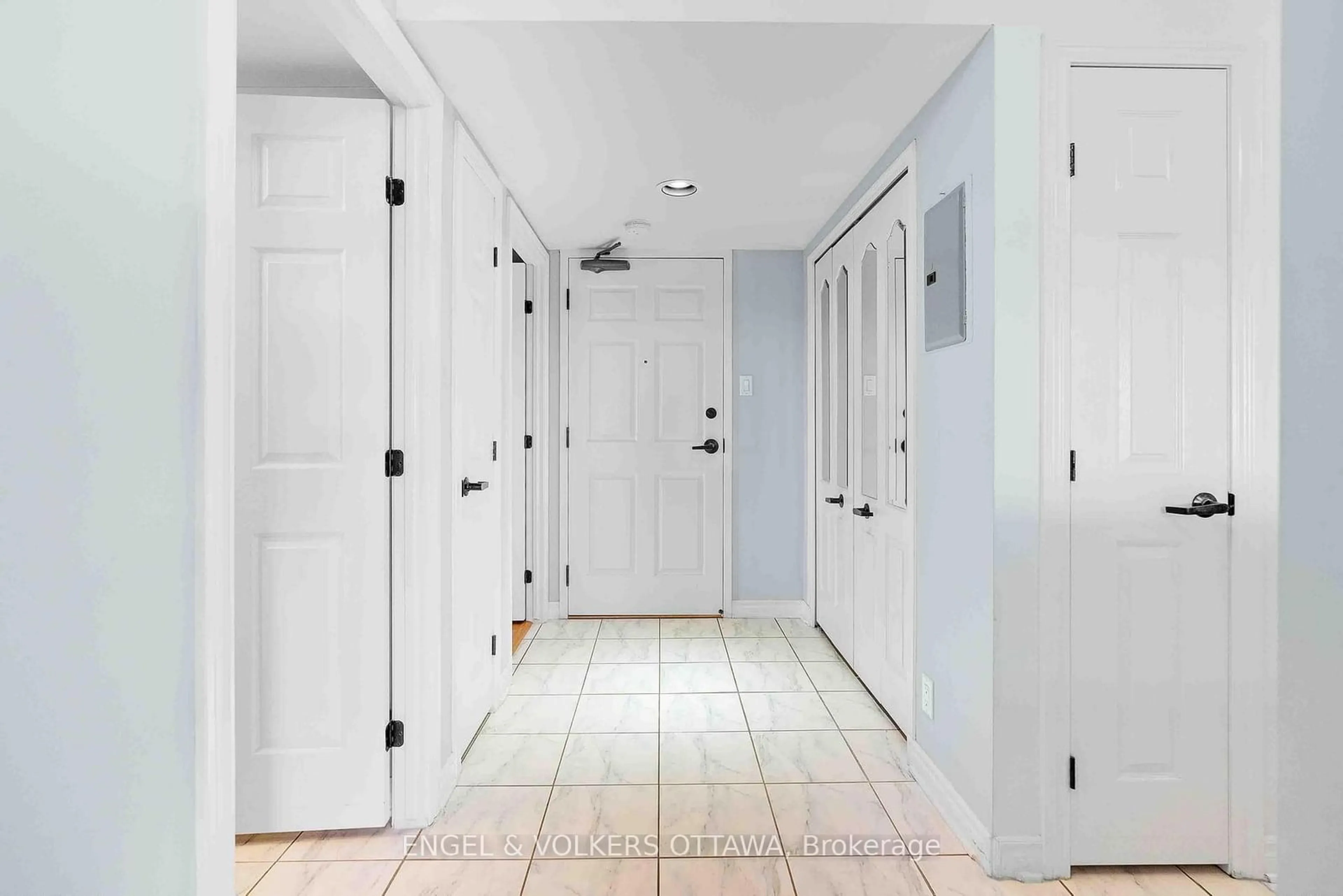 Indoor entryway for 120 GRANT CARMAN Dr #803, Cityview - Parkwoods Hills - Rideau Shore Ontario K2E 1C8