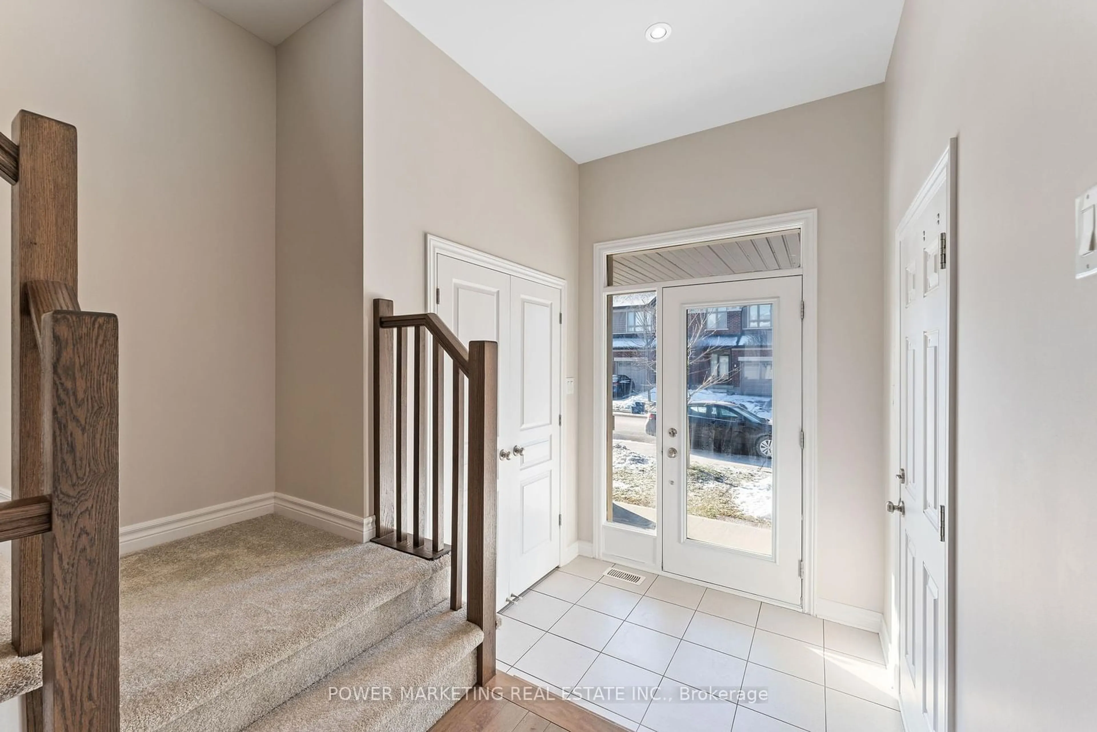 Indoor entryway for 544 Triangle St, Kanata Ontario K2V 0M5