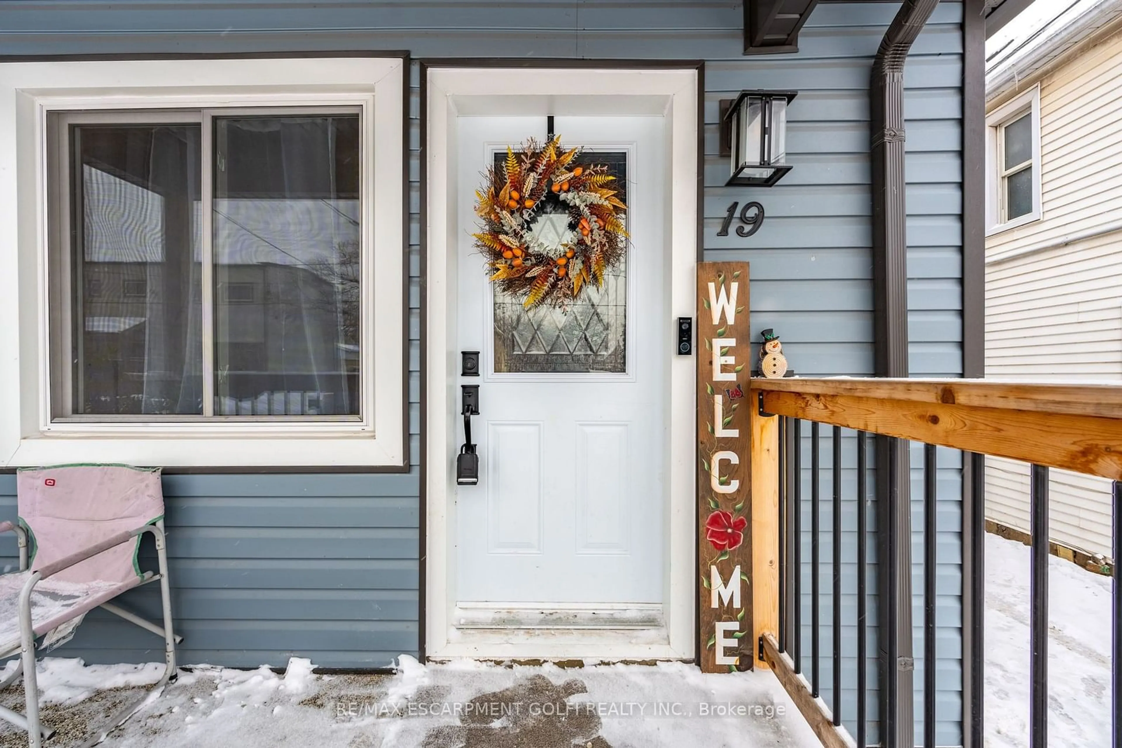 Indoor entryway for 19 Fifth St, Welland Ontario L3B 4Z4