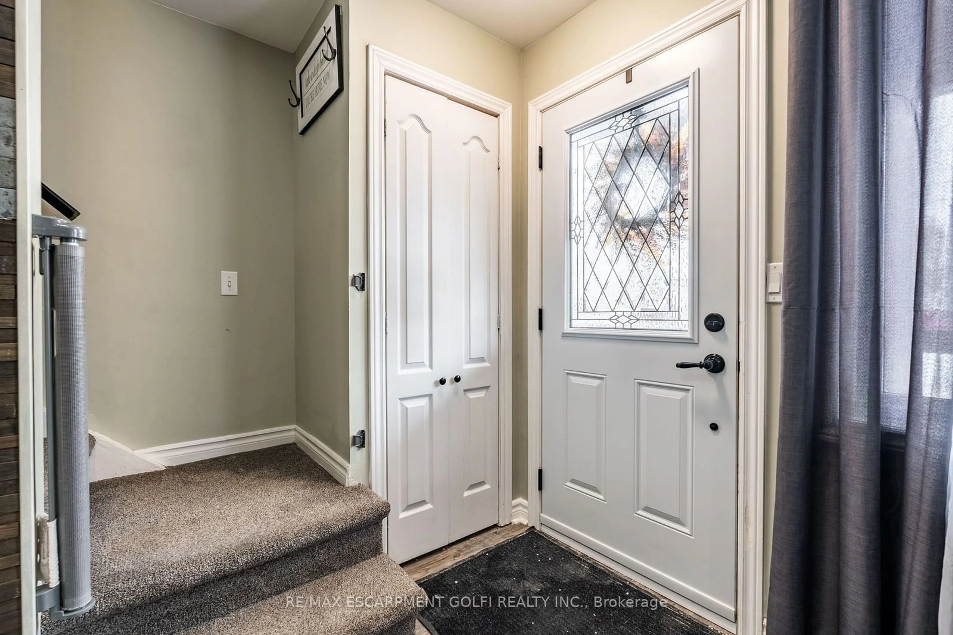 Indoor entryway for 19 Fifth St, Welland Ontario L3B 4Z4