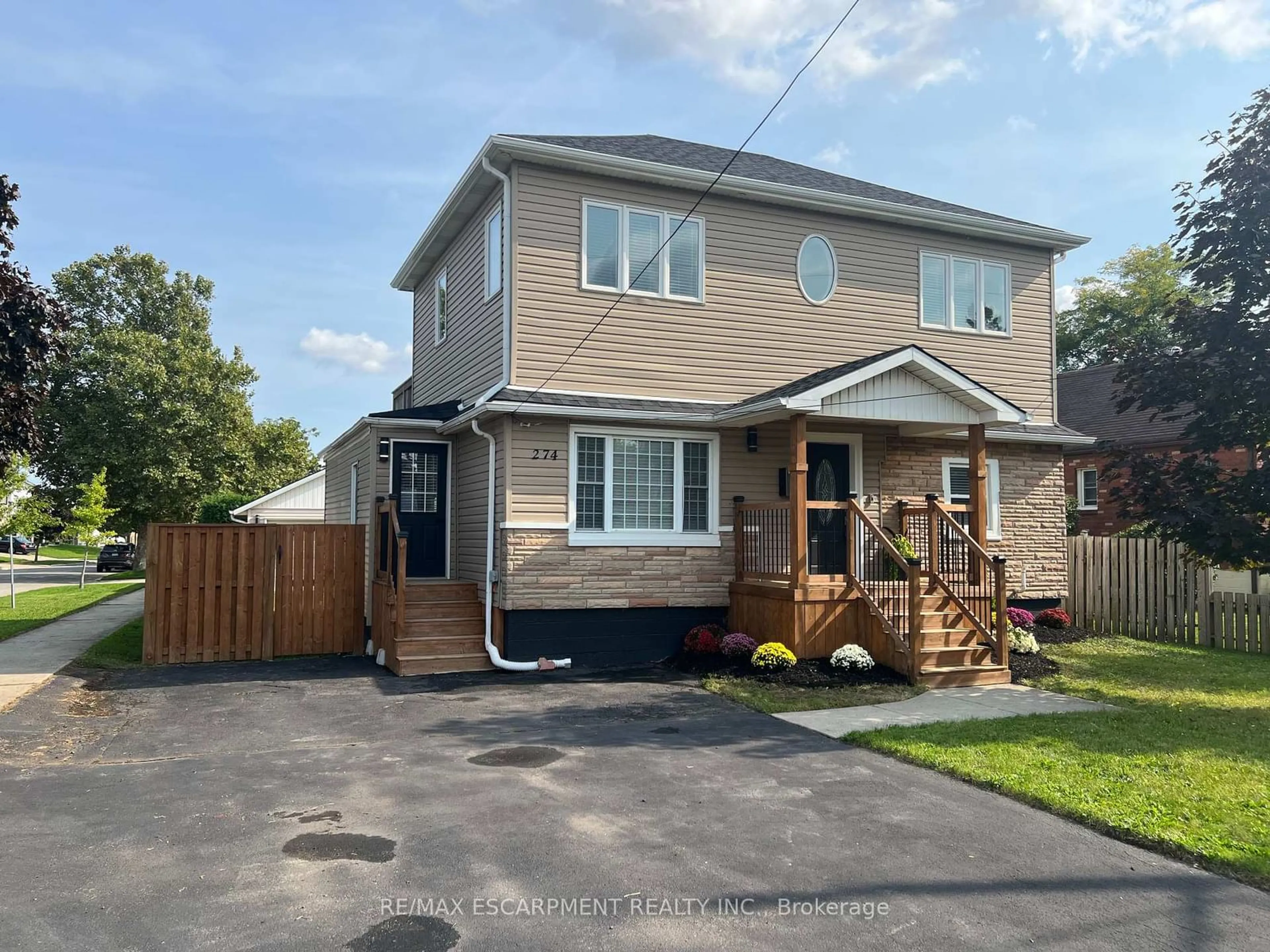 Home with vinyl exterior material, street for 274 Margaret Ave, Hamilton Ontario L8E 2J2