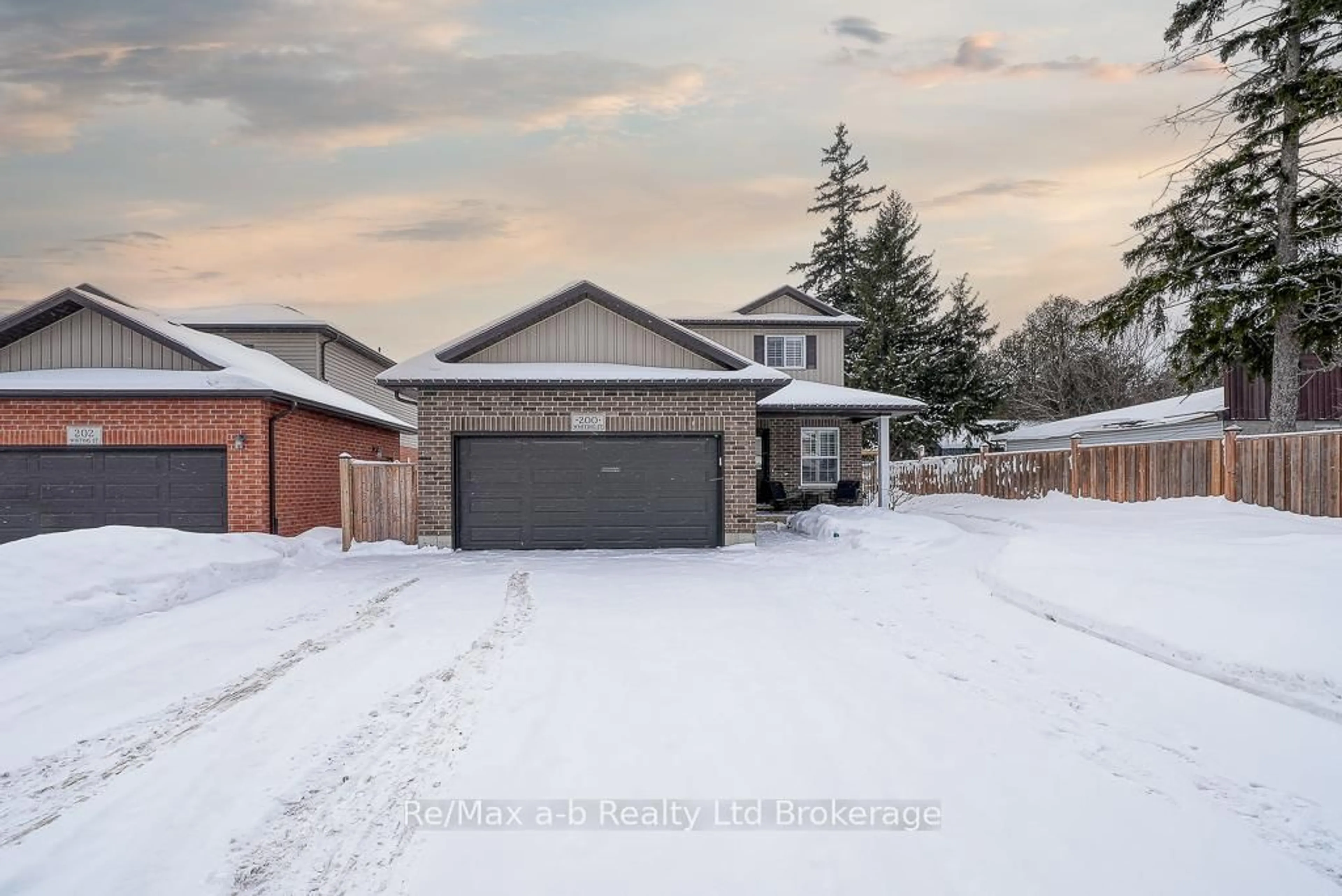 A pic from outside/outdoor area/front of a property/back of a property/a pic from drone, street for 200 Whiting St, Ingersoll Ontario N5C 0C9