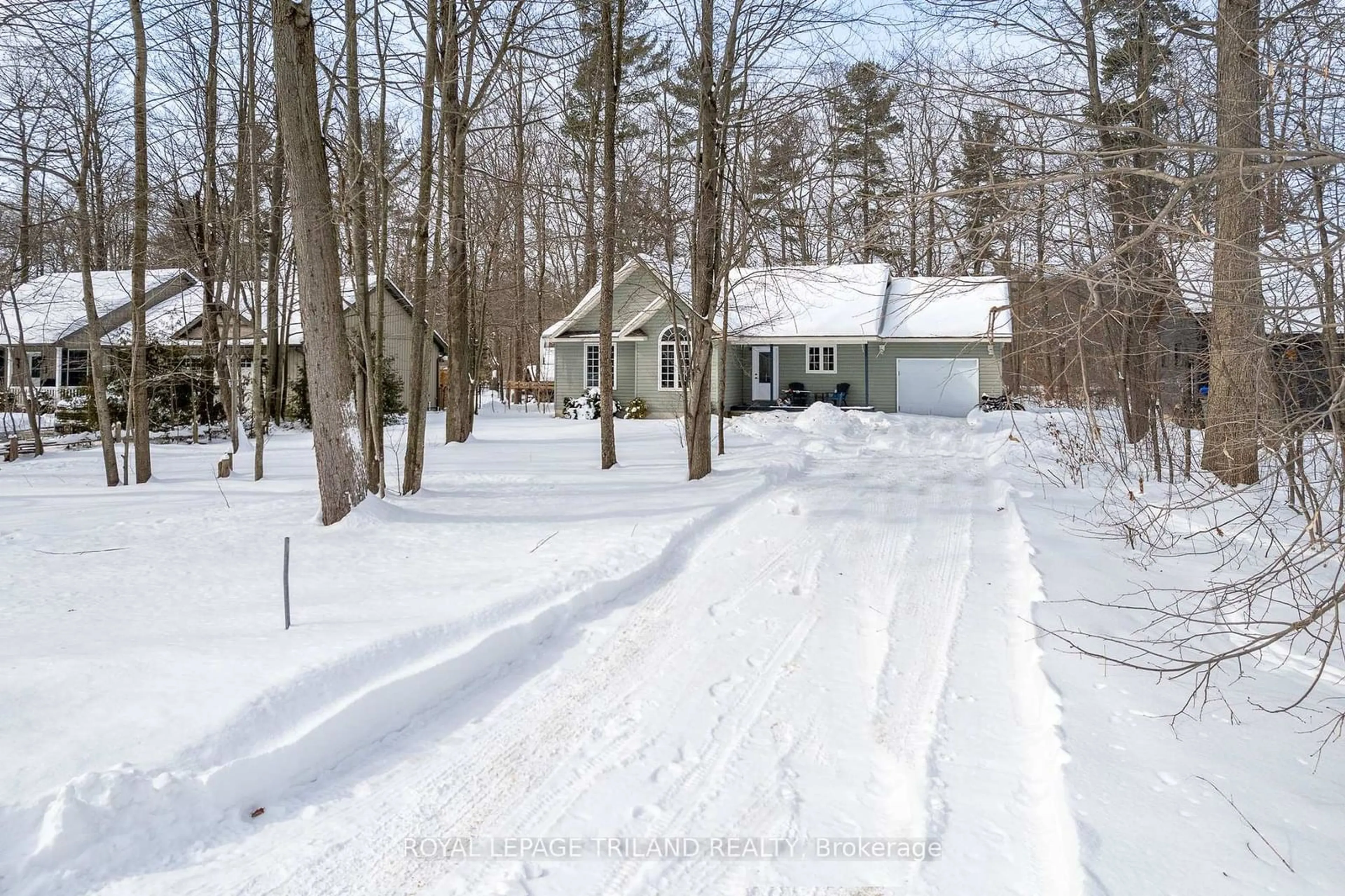 A pic from outside/outdoor area/front of a property/back of a property/a pic from drone, street for 8350 Oakwood Dr, Lambton Shores Ontario N0M 1T0