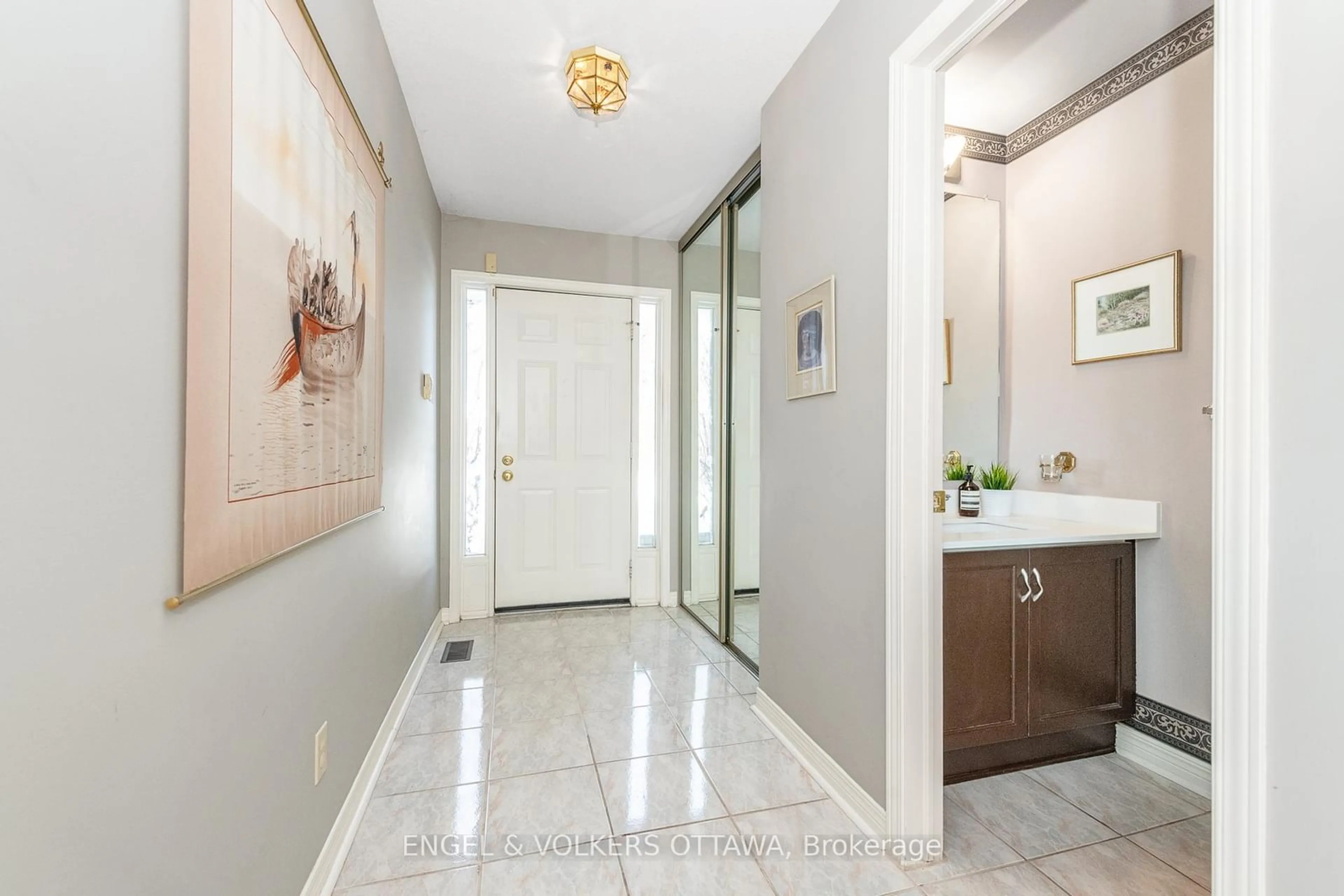 Indoor entryway for 99 Dunbarton Crt, Manor Park - Cardinal Glen and Area Ontario K1K 4L5