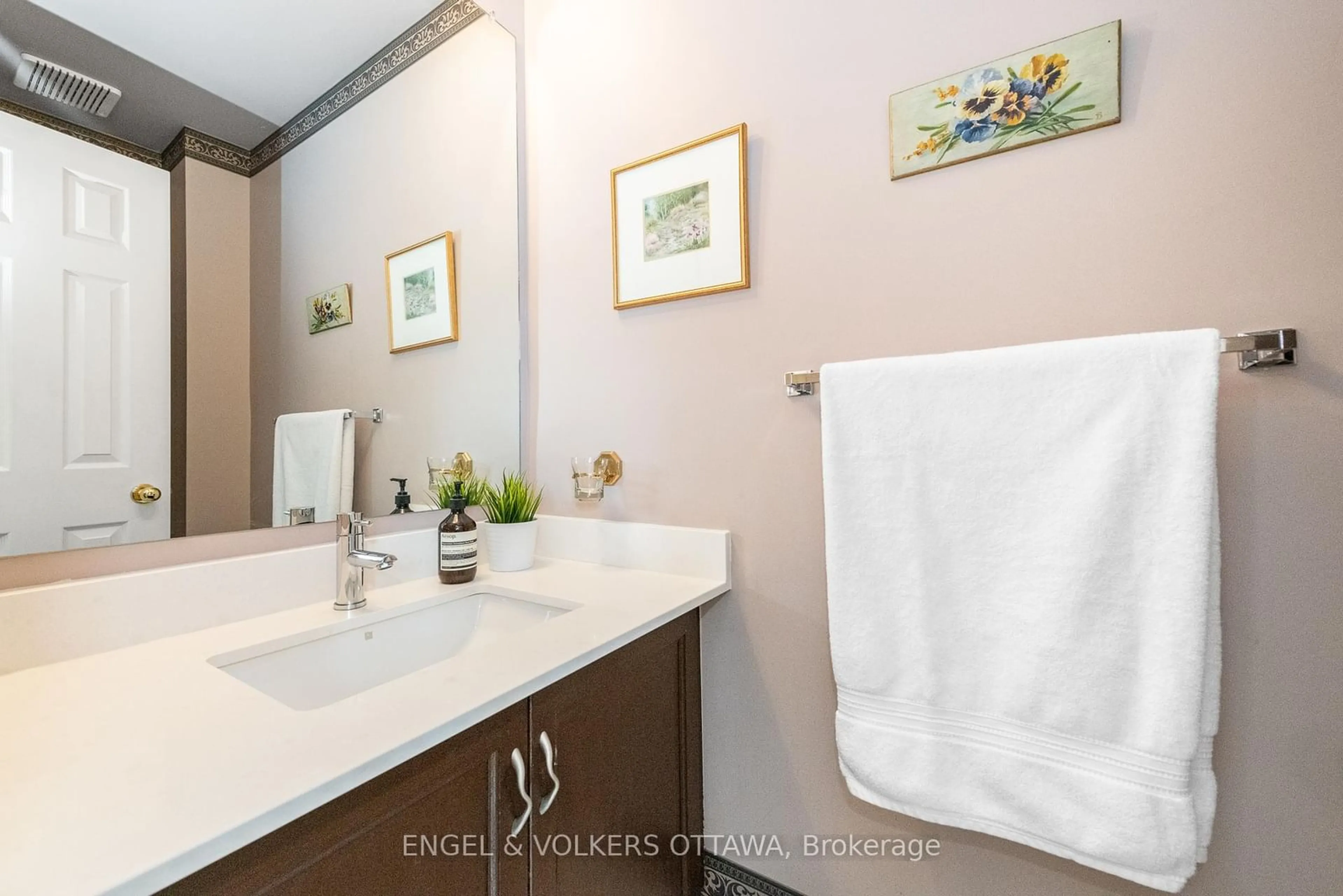 Standard bathroom, ceramic/tile floor for 99 Dunbarton Crt, Manor Park - Cardinal Glen and Area Ontario K1K 4L5