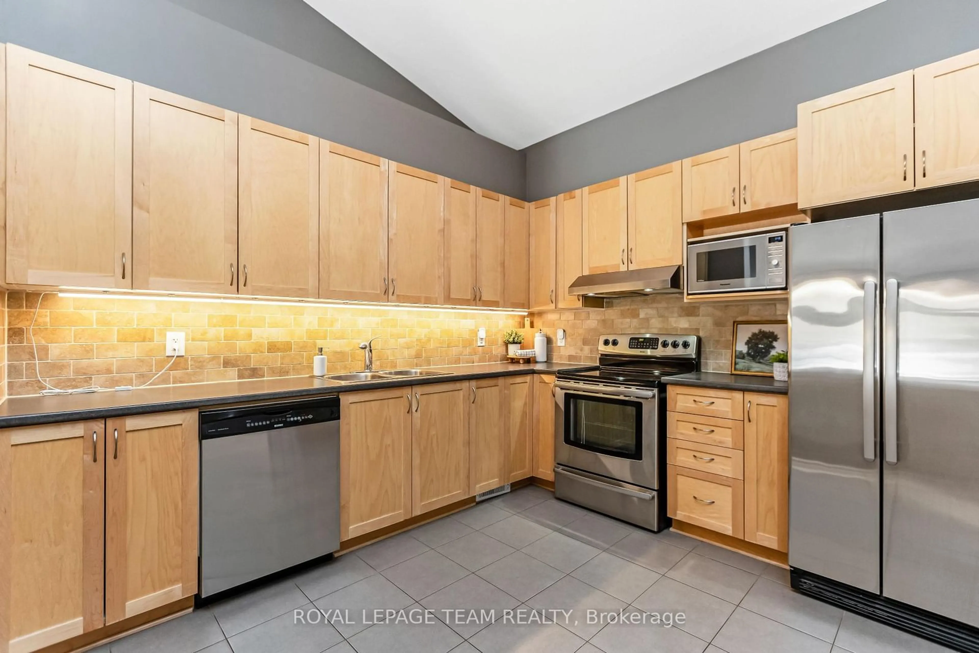 Standard kitchen, ceramic/tile floor for 428 Statewood Dr, Kanata Ontario K2K 0B7