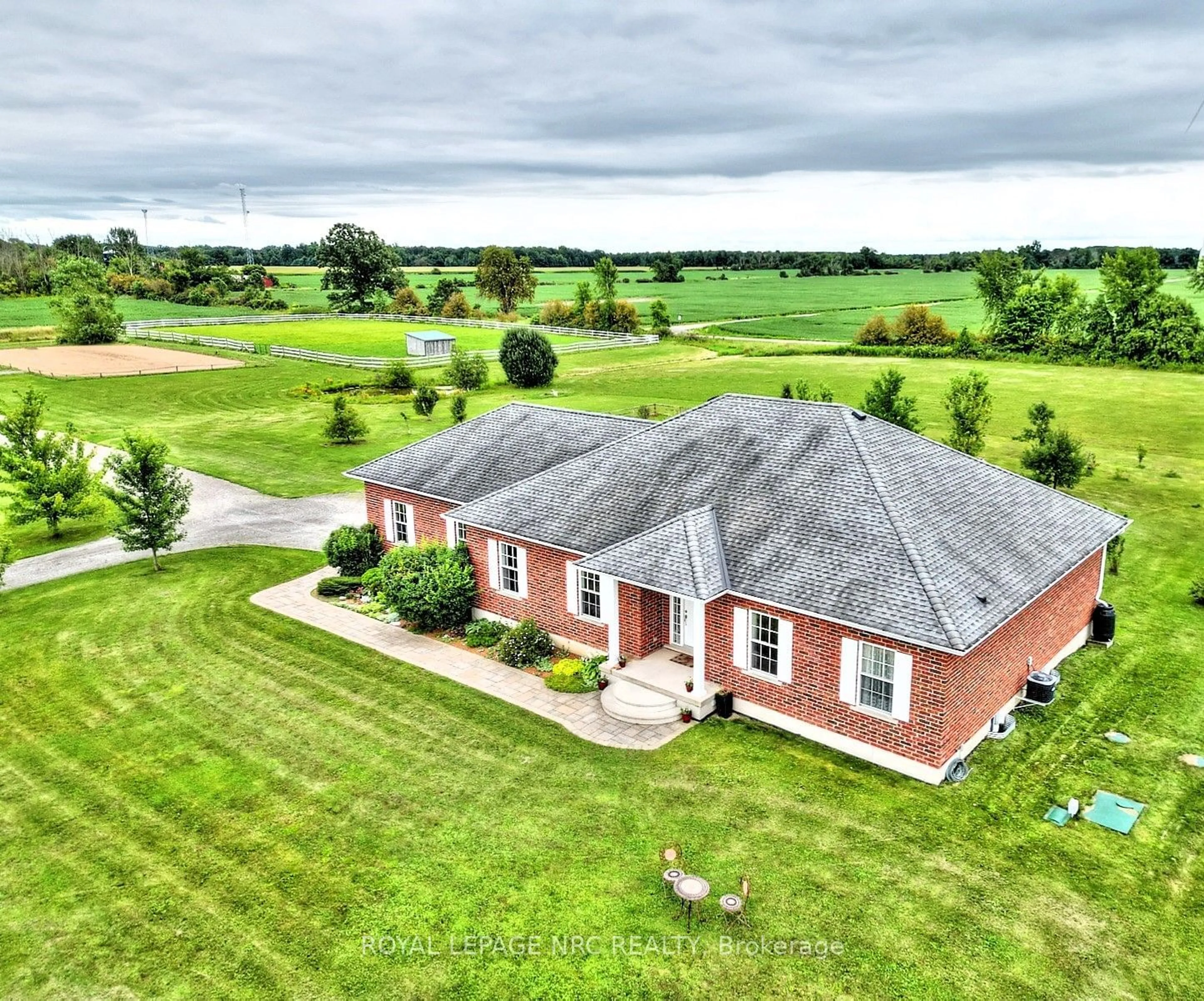 A pic from outside/outdoor area/front of a property/back of a property/a pic from drone, unknown for 3772 CANBOROUGH Rd, Pelham Ontario L0S 1C0