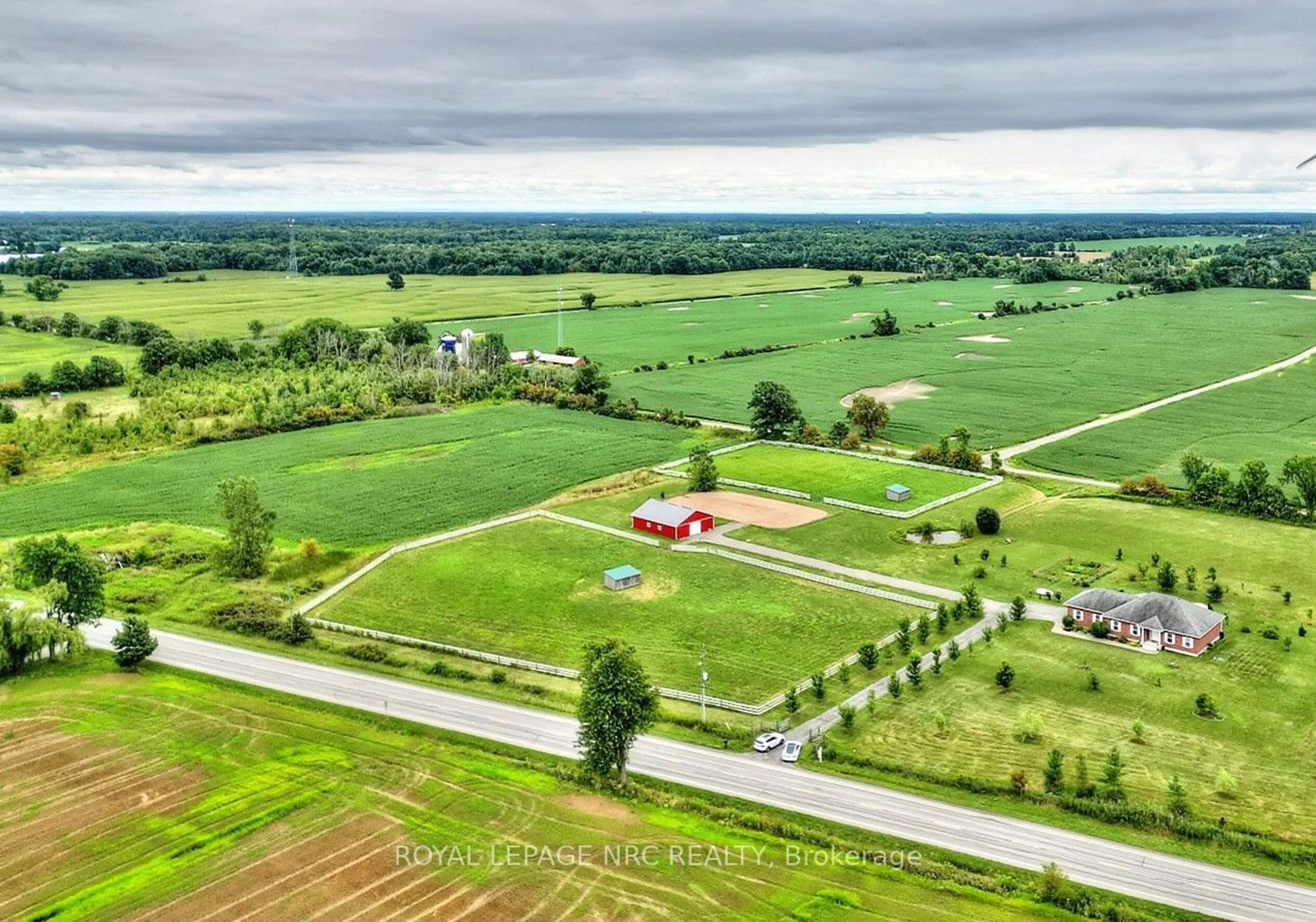 A pic from outside/outdoor area/front of a property/back of a property/a pic from drone, mountain view for 3772 CANBOROUGH Rd, Pelham Ontario L0S 1C0