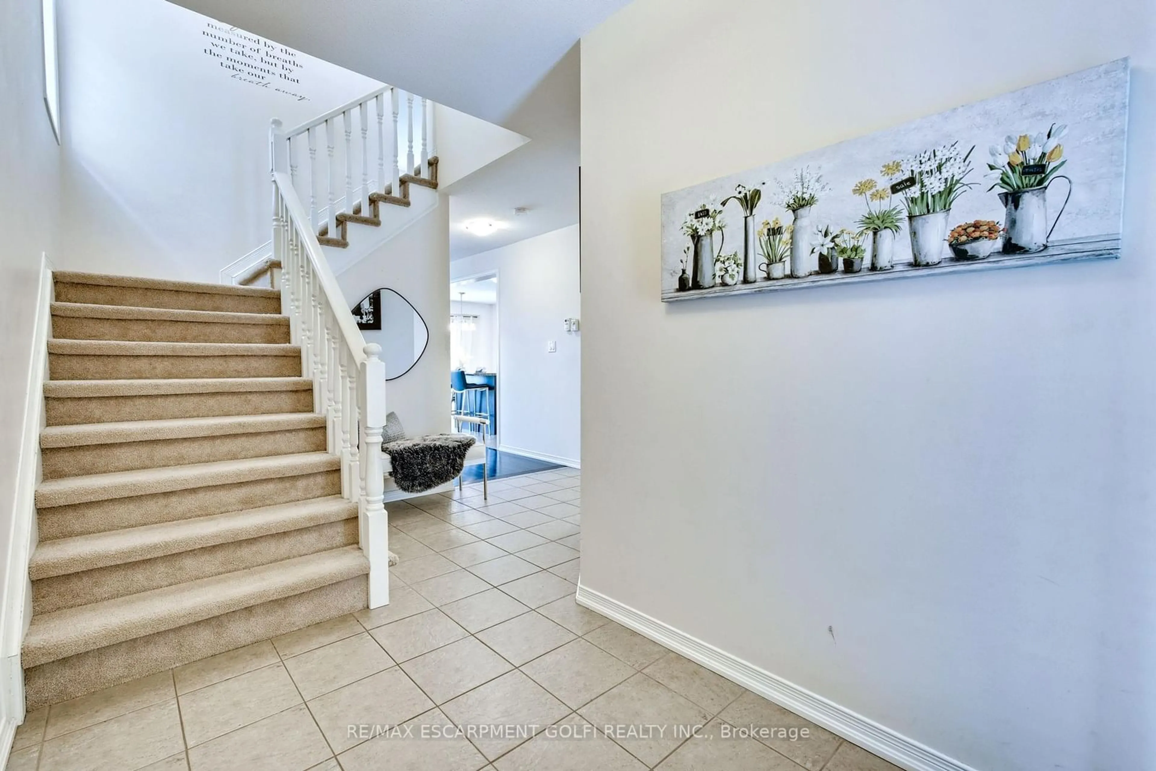 Indoor entryway for 6604 Mary Dr, Niagara Falls Ontario L2H 0B5