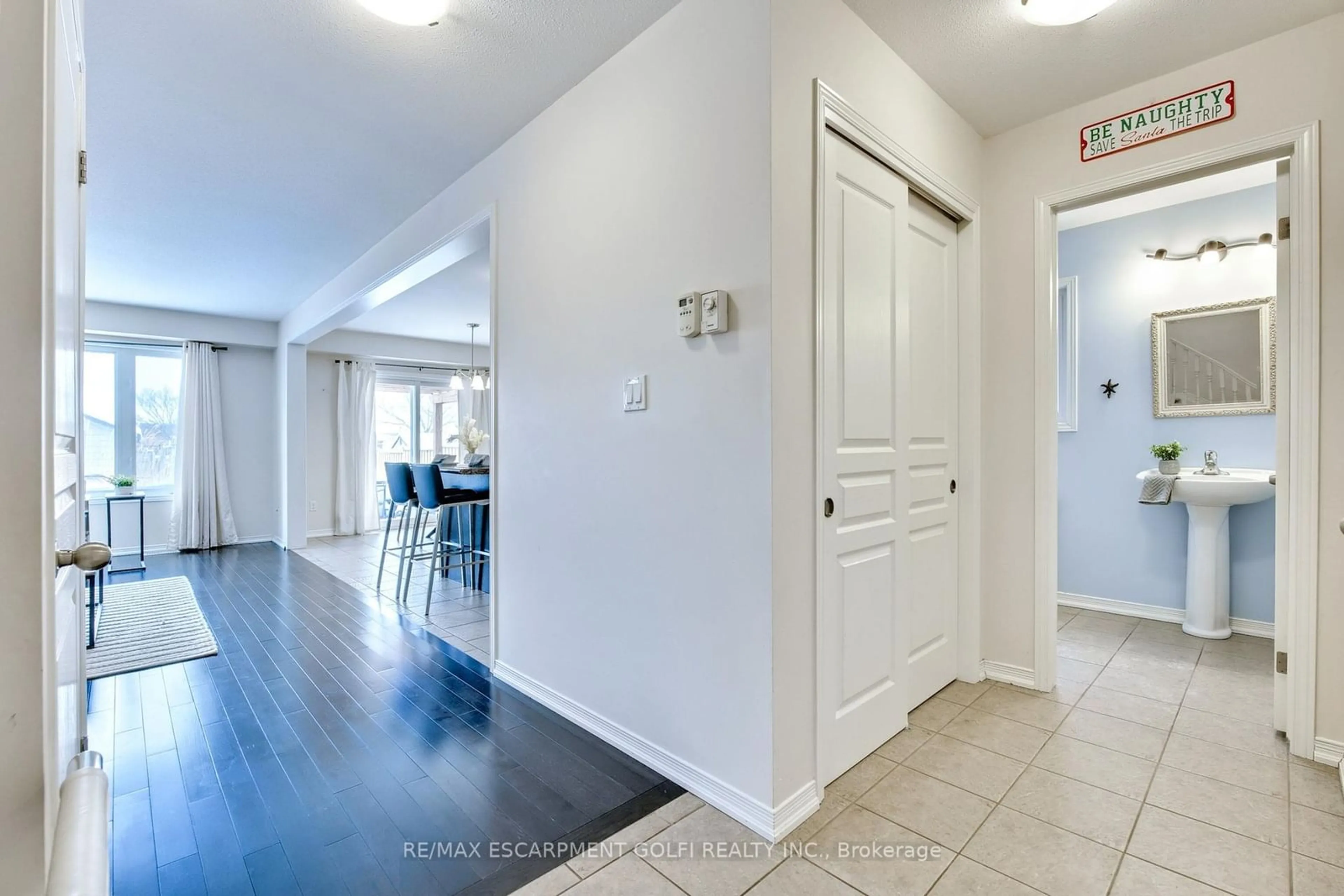 Indoor entryway for 6604 Mary Dr, Niagara Falls Ontario L2H 0B5