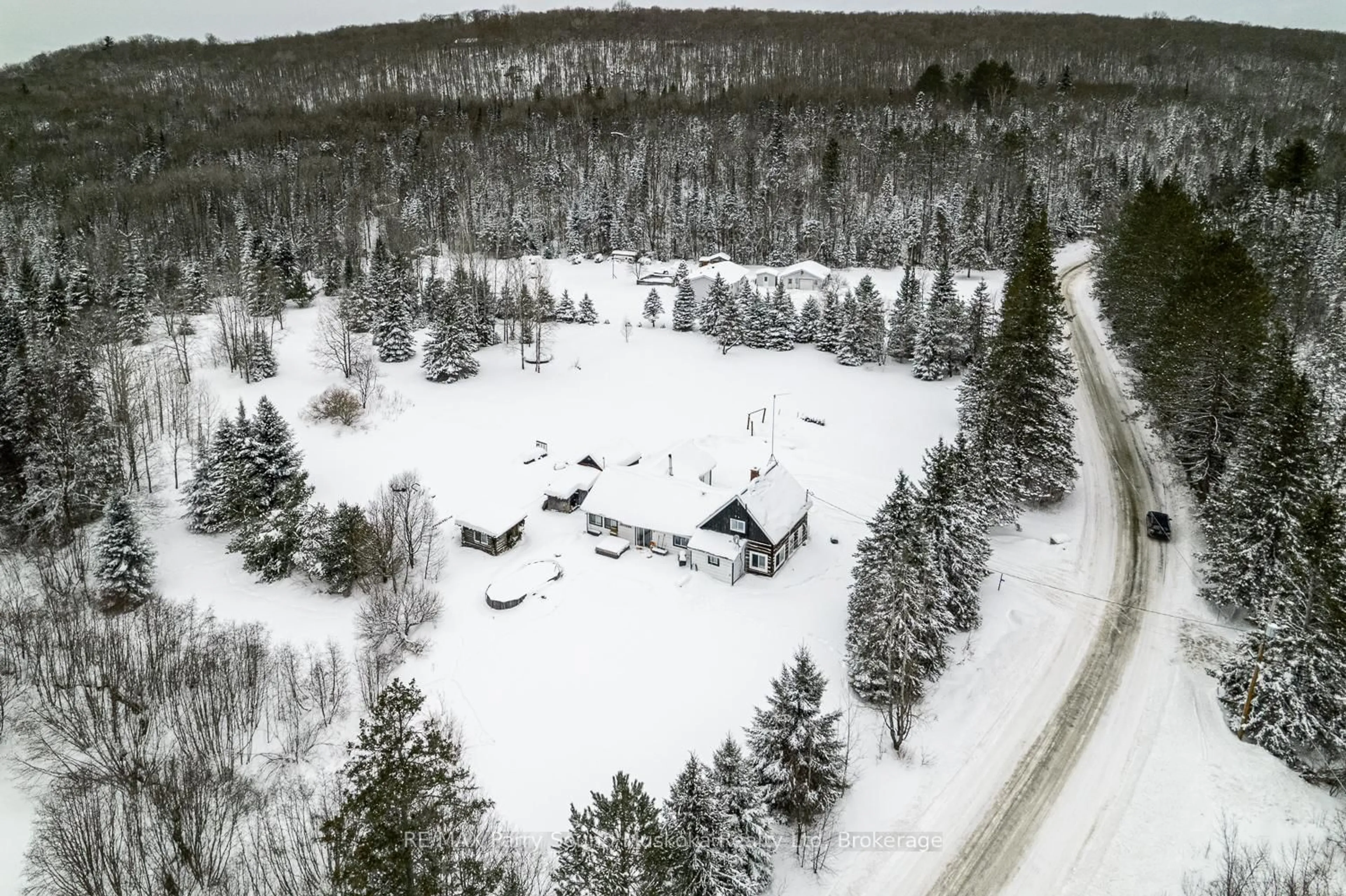 A pic from outside/outdoor area/front of a property/back of a property/a pic from drone, unknown for 1516 Williamsport Rd, Huntsville Ontario P1H 2J4