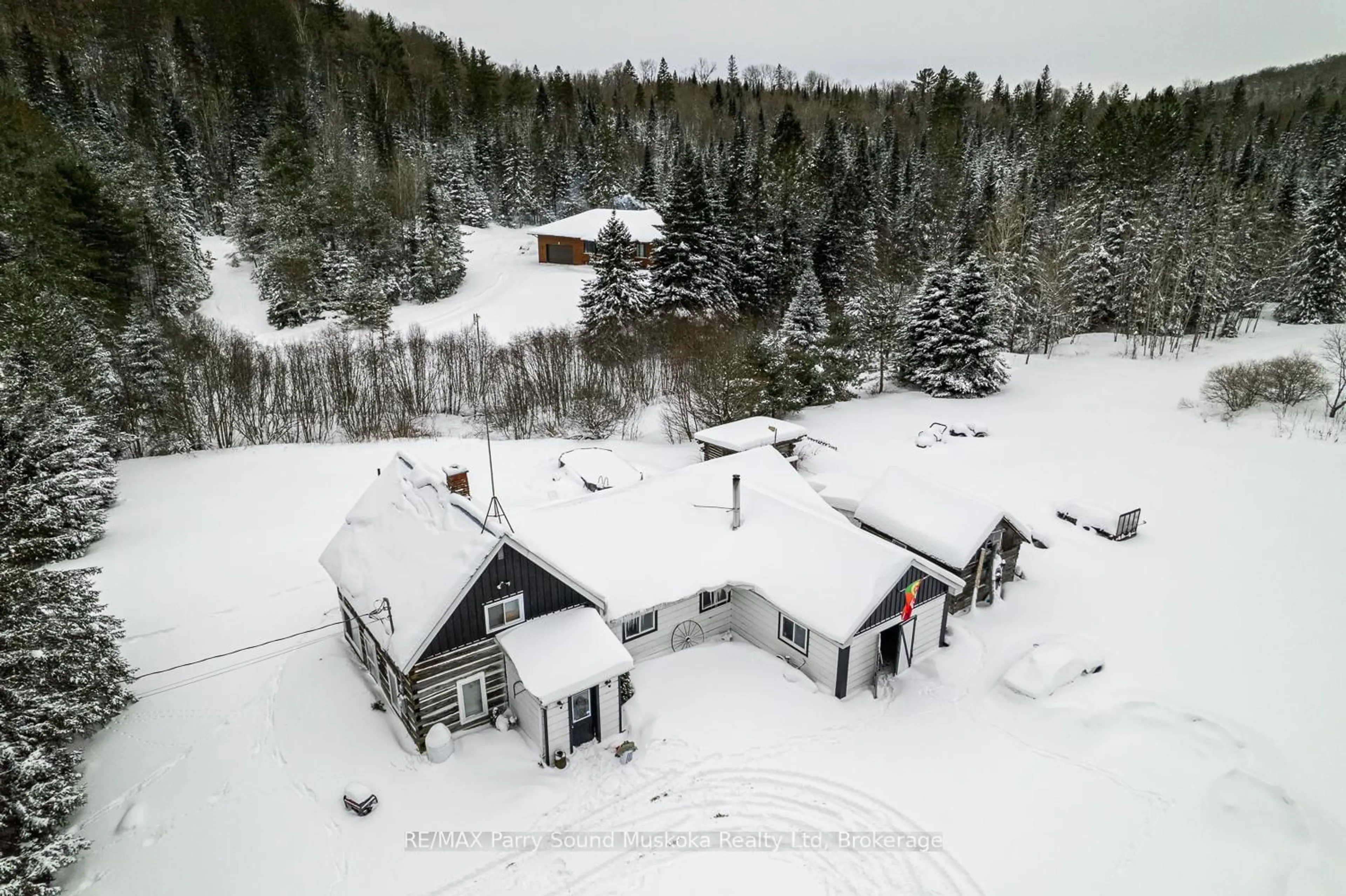 A pic from outside/outdoor area/front of a property/back of a property/a pic from drone, unknown for 1516 Williamsport Rd, Huntsville Ontario P1H 2J4