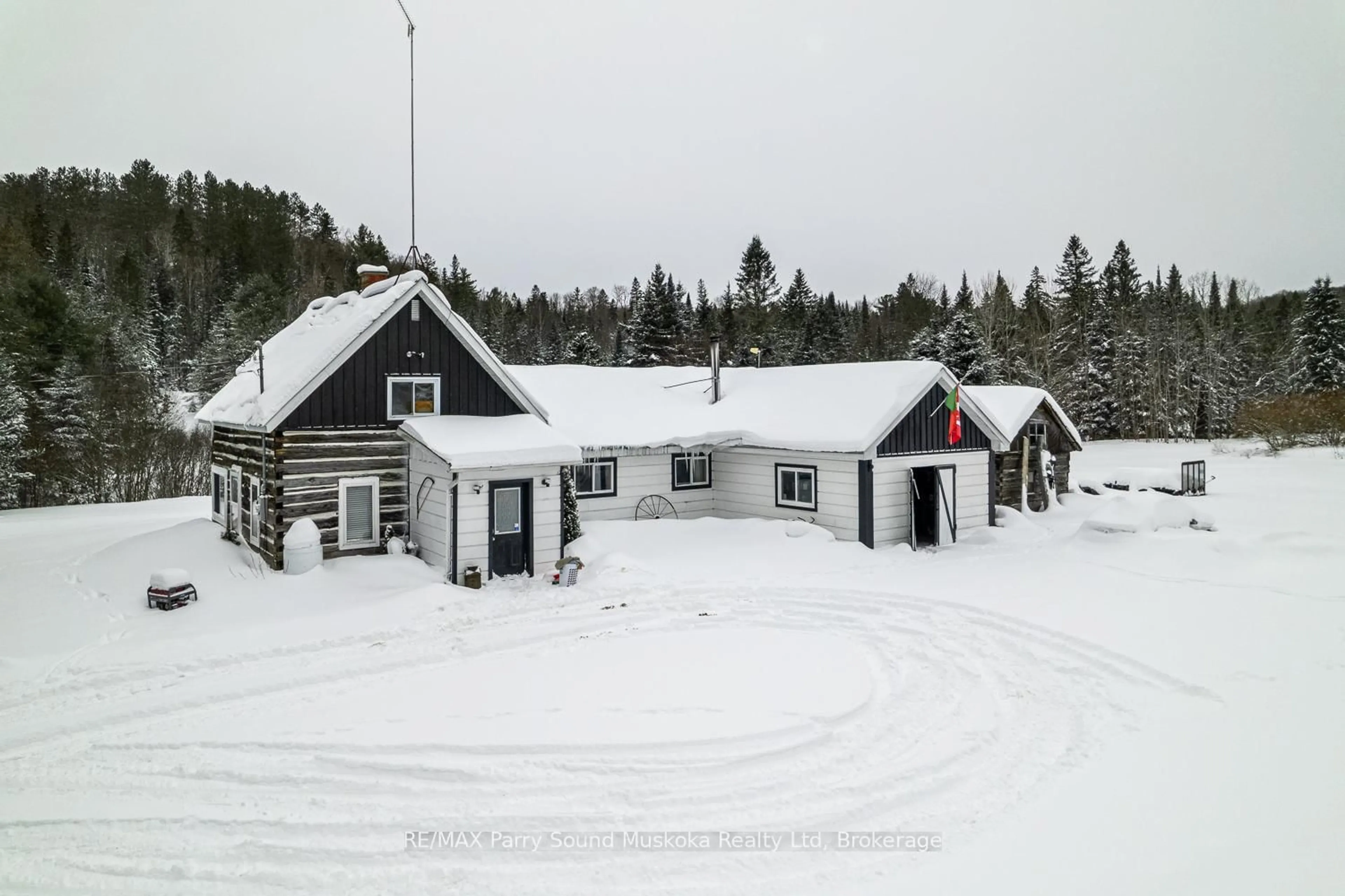 A pic from outside/outdoor area/front of a property/back of a property/a pic from drone, building for 1516 Williamsport Rd, Huntsville Ontario P1H 2J4