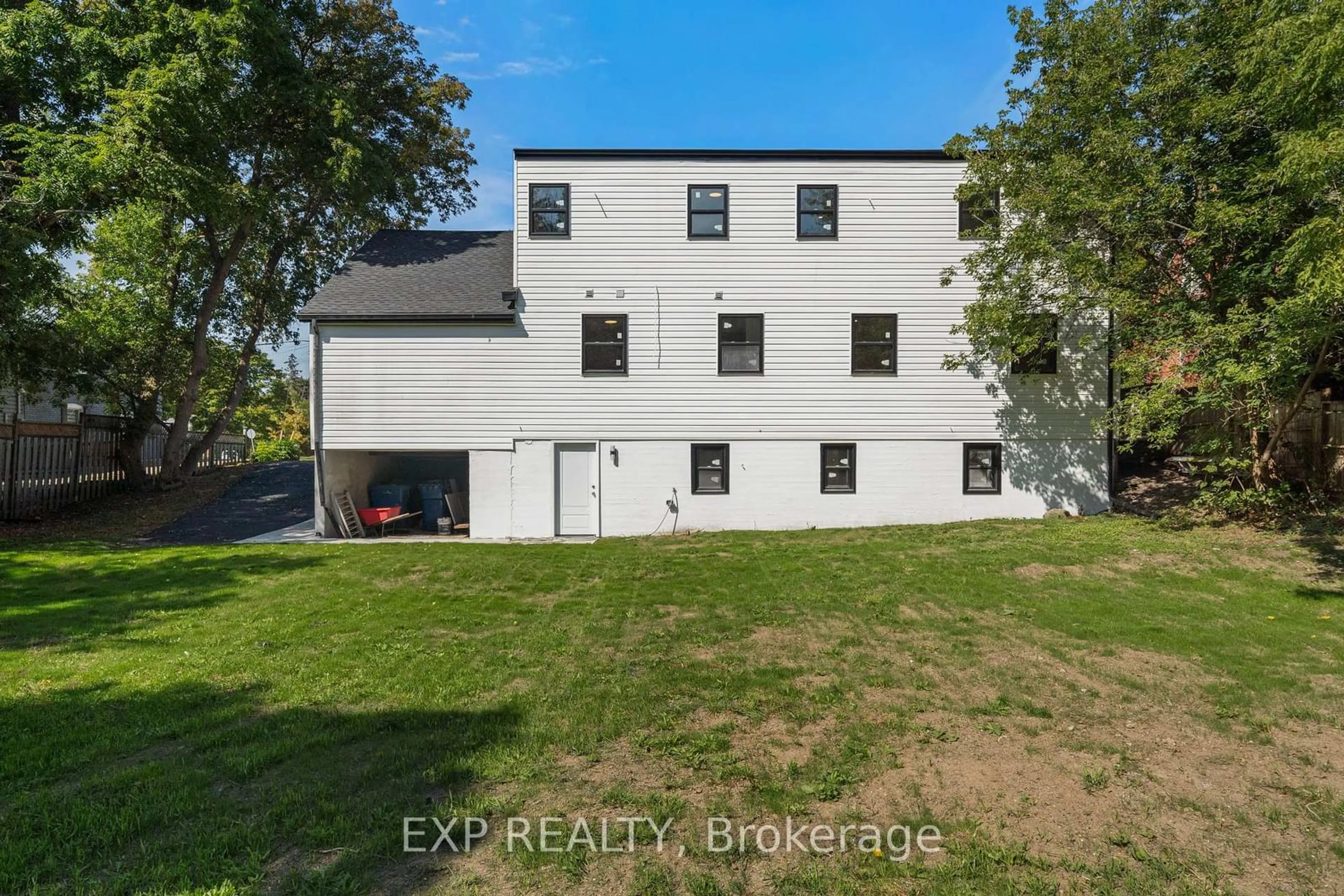 A pic from outside/outdoor area/front of a property/back of a property/a pic from drone, building for 124 Colborne St, Kawartha Lakes Ontario K0M 1N0