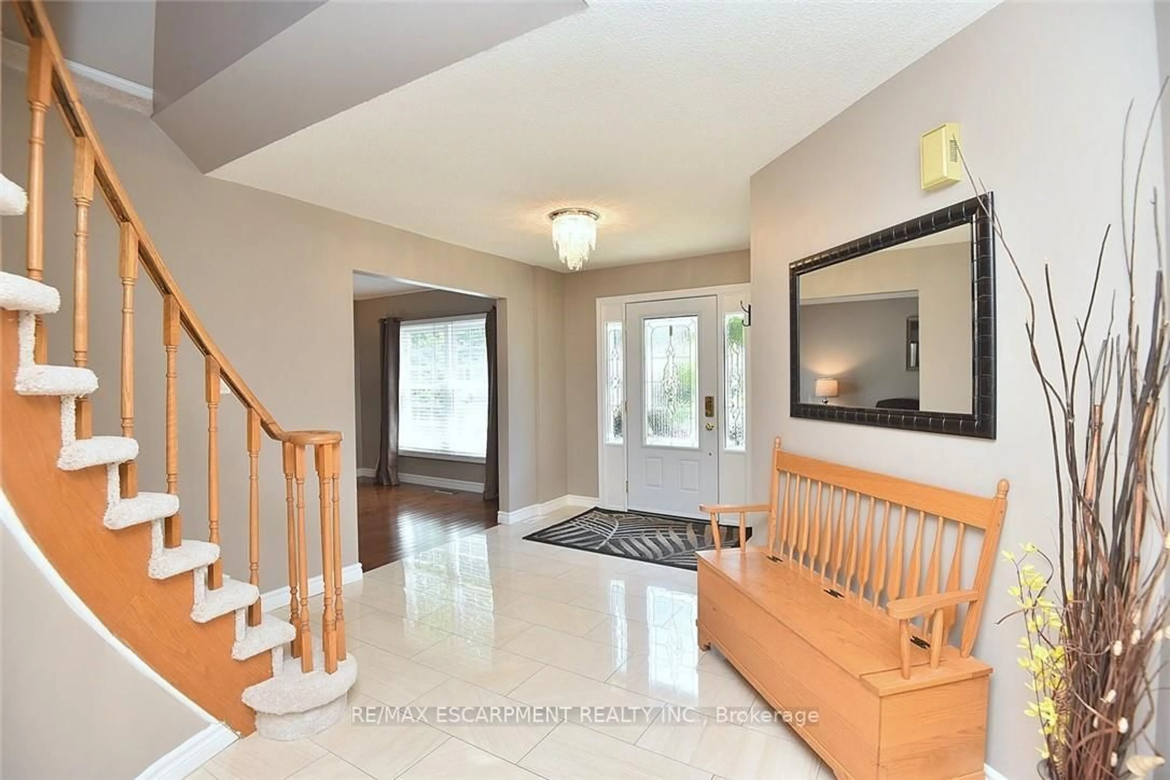 Indoor foyer for 3 Suter Cres, Hamilton Ontario L9H 6R6