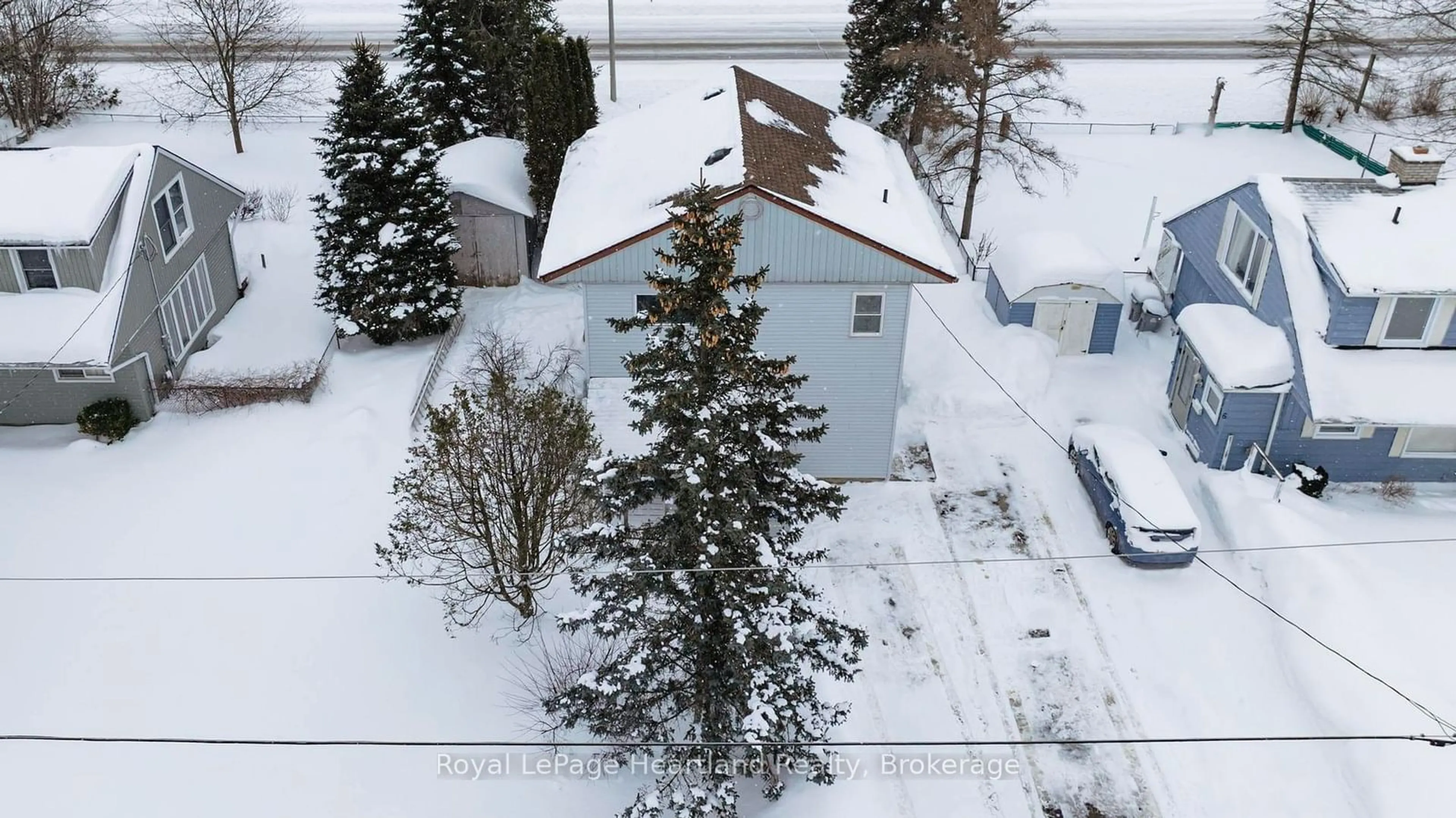 A pic from outside/outdoor area/front of a property/back of a property/a pic from drone, unknown for 8 TORONTO Blvd, Huron East Ontario N0M 1L0