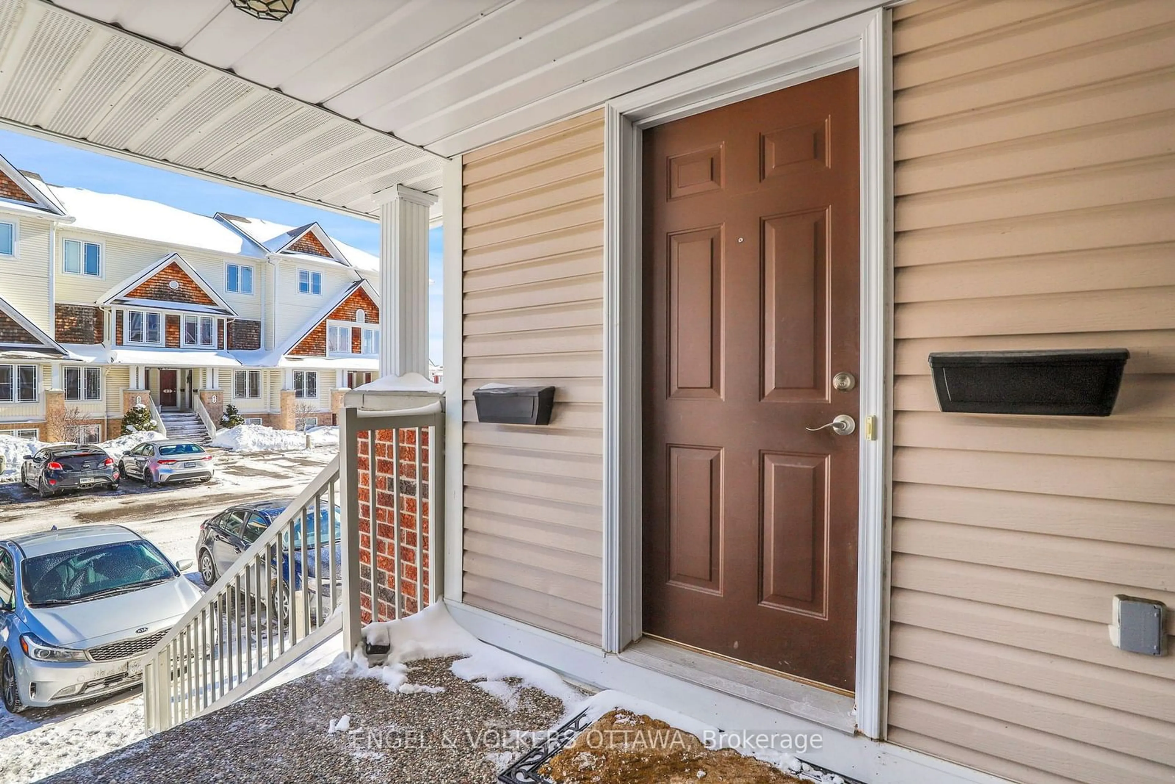 Indoor entryway for 80 Crosby, Orleans - Cumberland and Area Ontario K4A 0B8