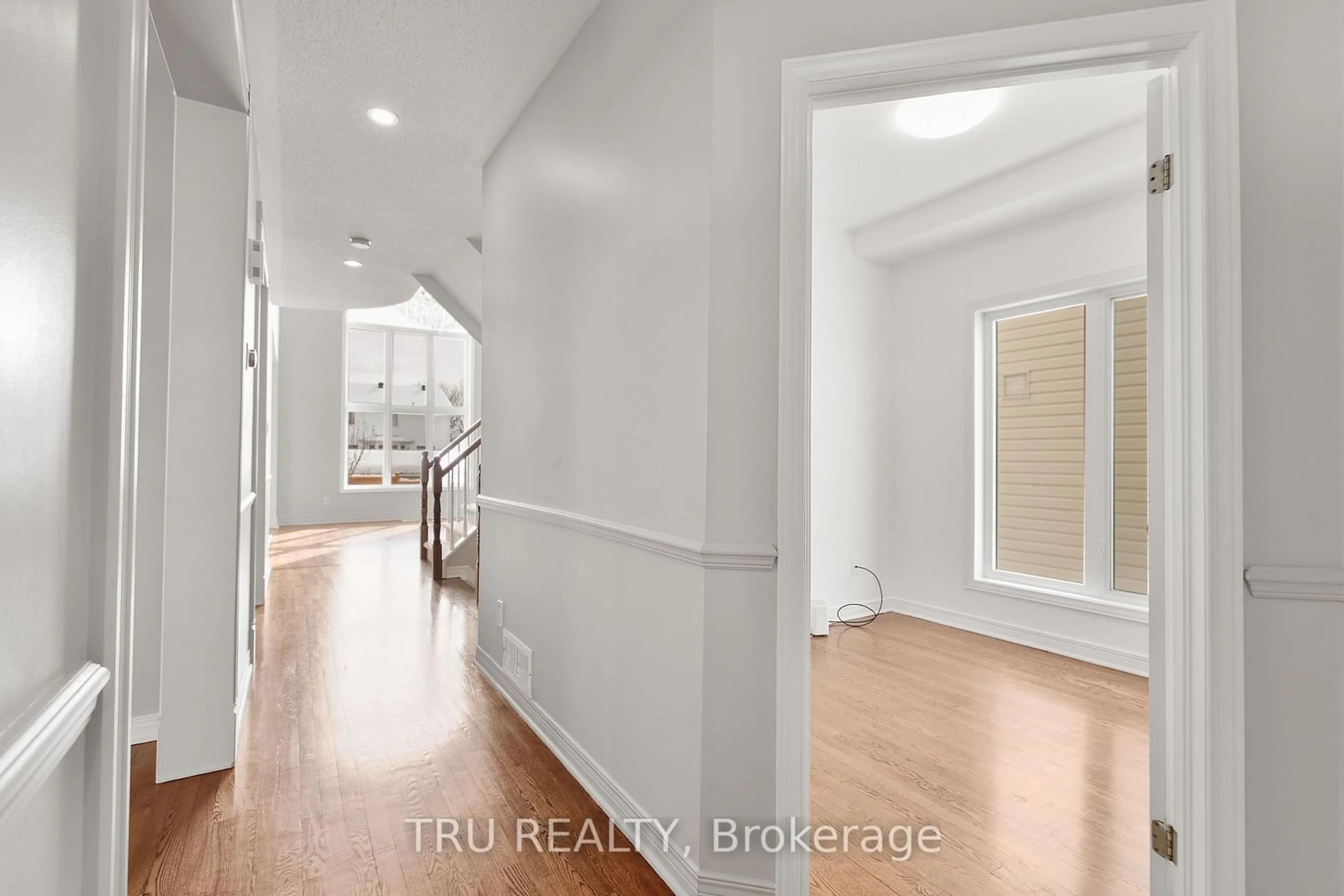 Indoor entryway for 28 Borealis Cres, Overbrook - Castleheights and Area Ontario K1K 4T4