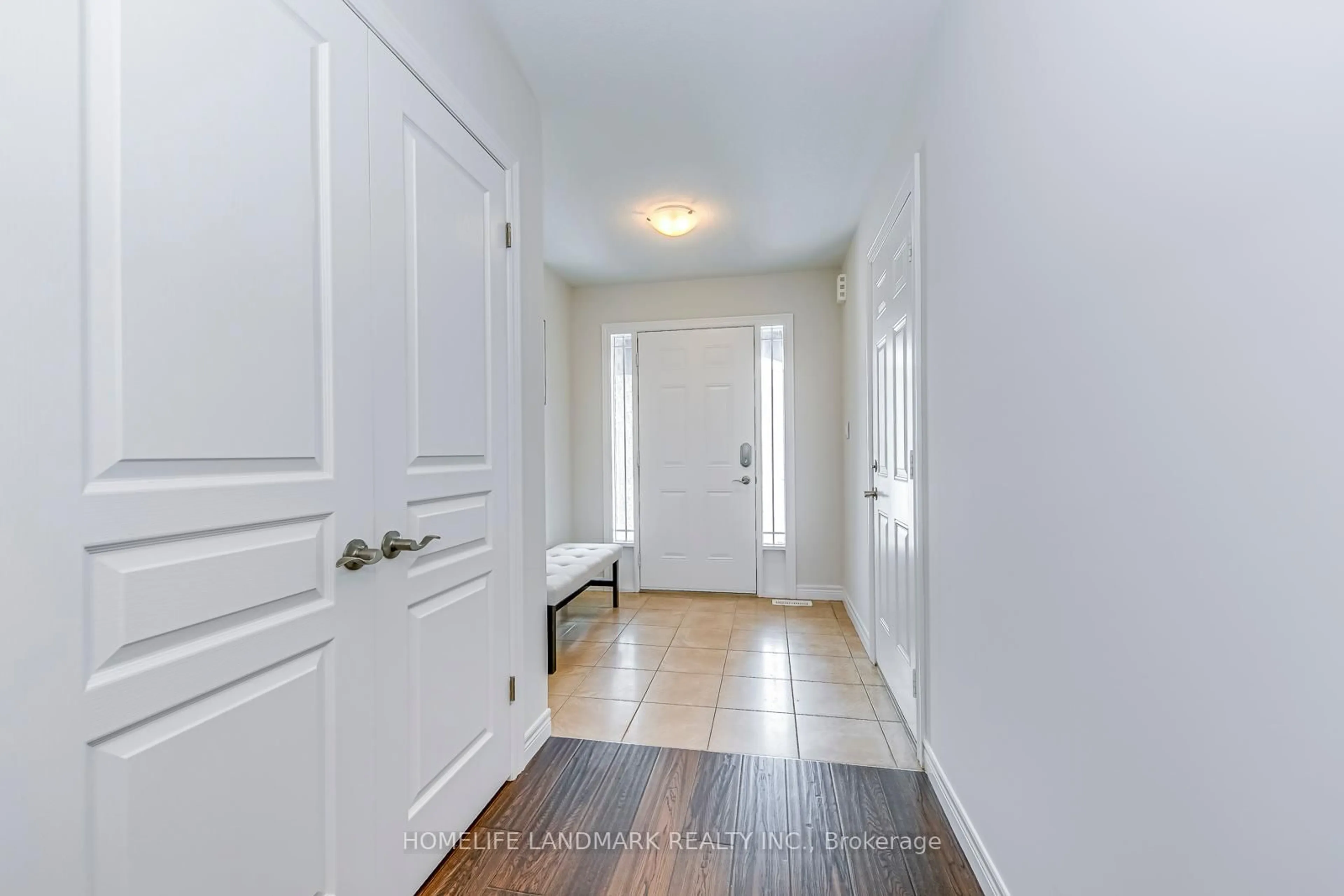 Indoor entryway for 206 Bellagio Ave, Hamilton Ontario L0R 1P0