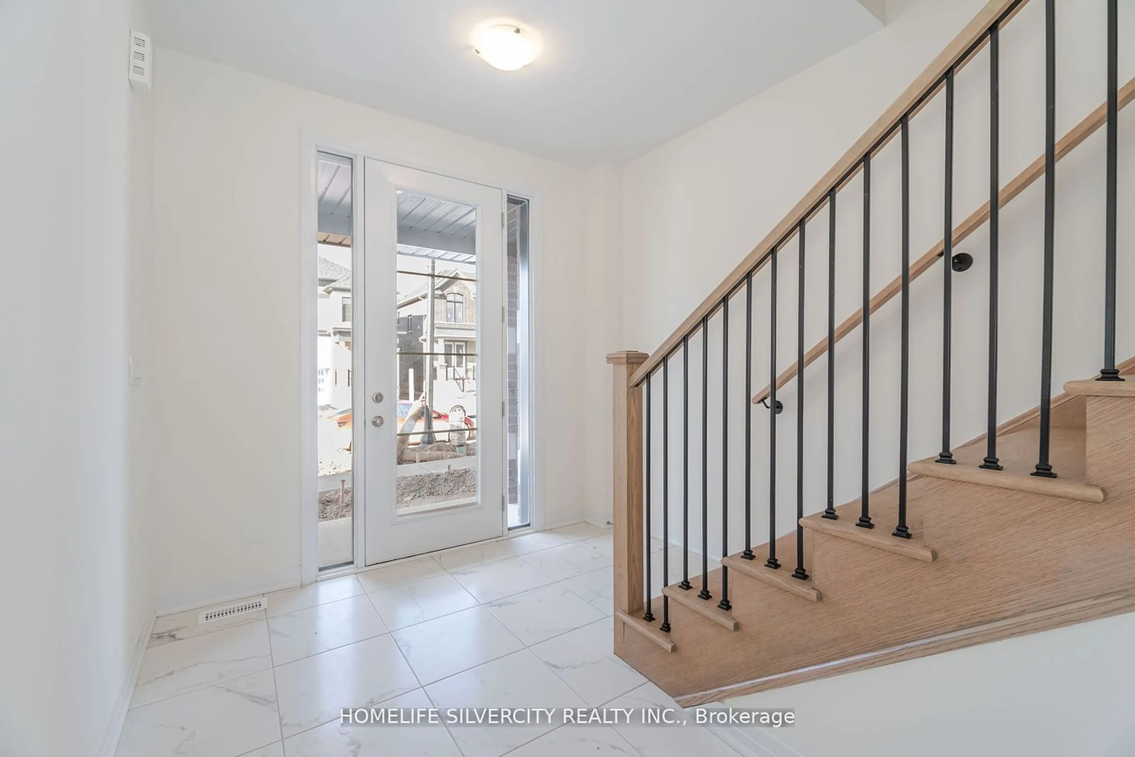 Indoor foyer for 19 Gibson Dr, Erin Ontario N0B 1T0