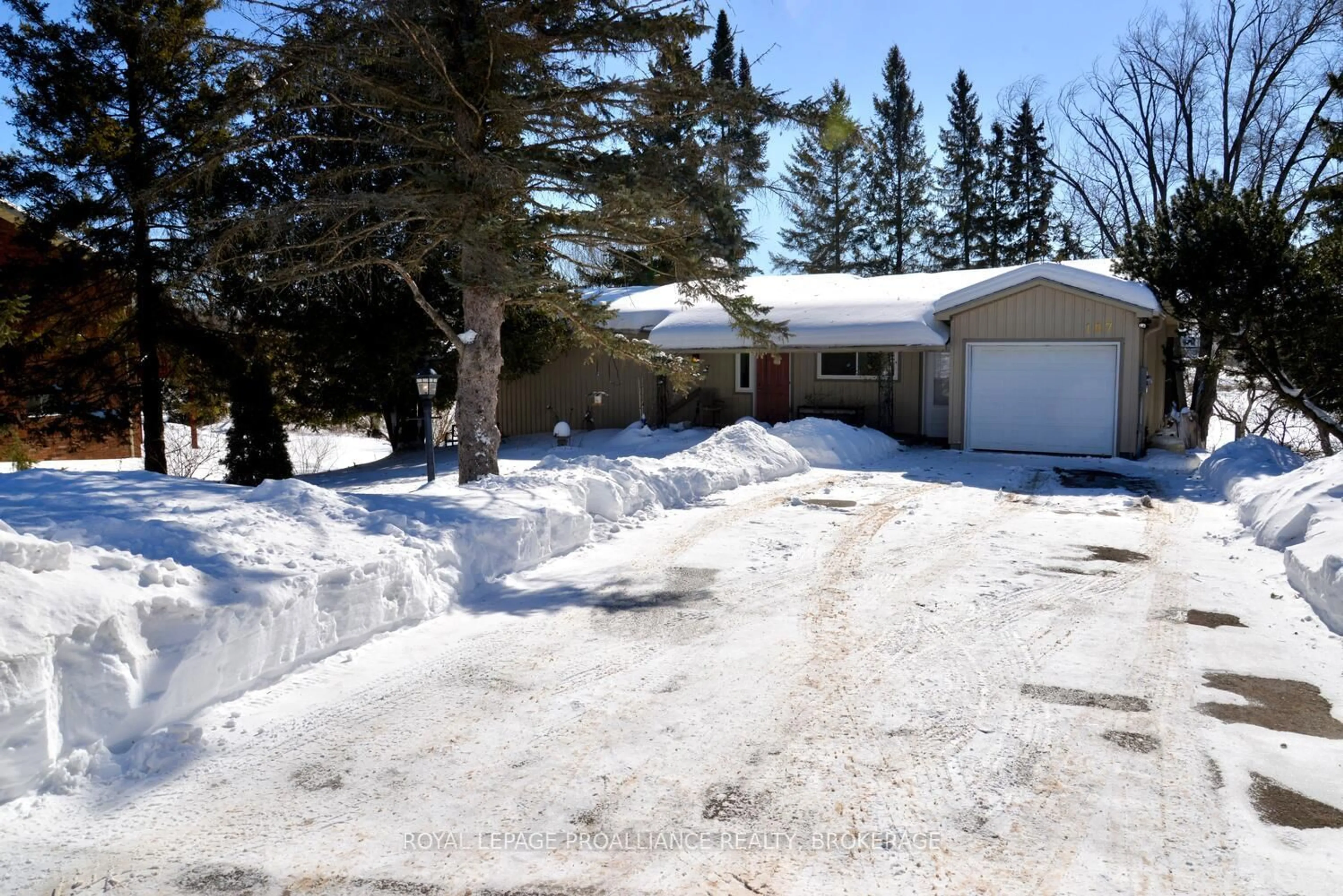 A pic from outside/outdoor area/front of a property/back of a property/a pic from drone, street for 107 Rocklind Close Lane, Leeds and the Thousand Islands Ontario K0H 2N0