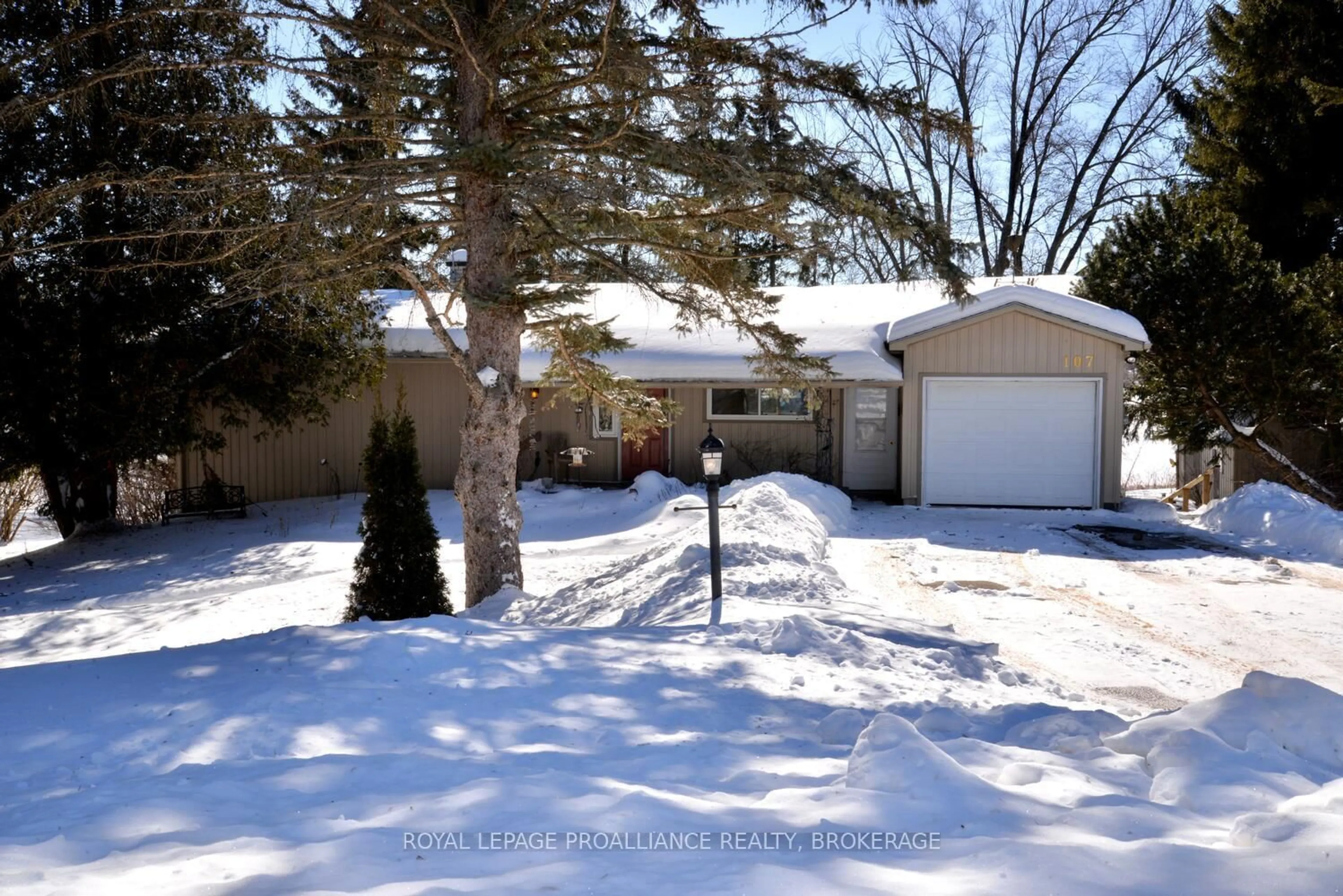 A pic from outside/outdoor area/front of a property/back of a property/a pic from drone, street for 107 Rocklind Close Lane, Leeds and the Thousand Islands Ontario K0H 2N0