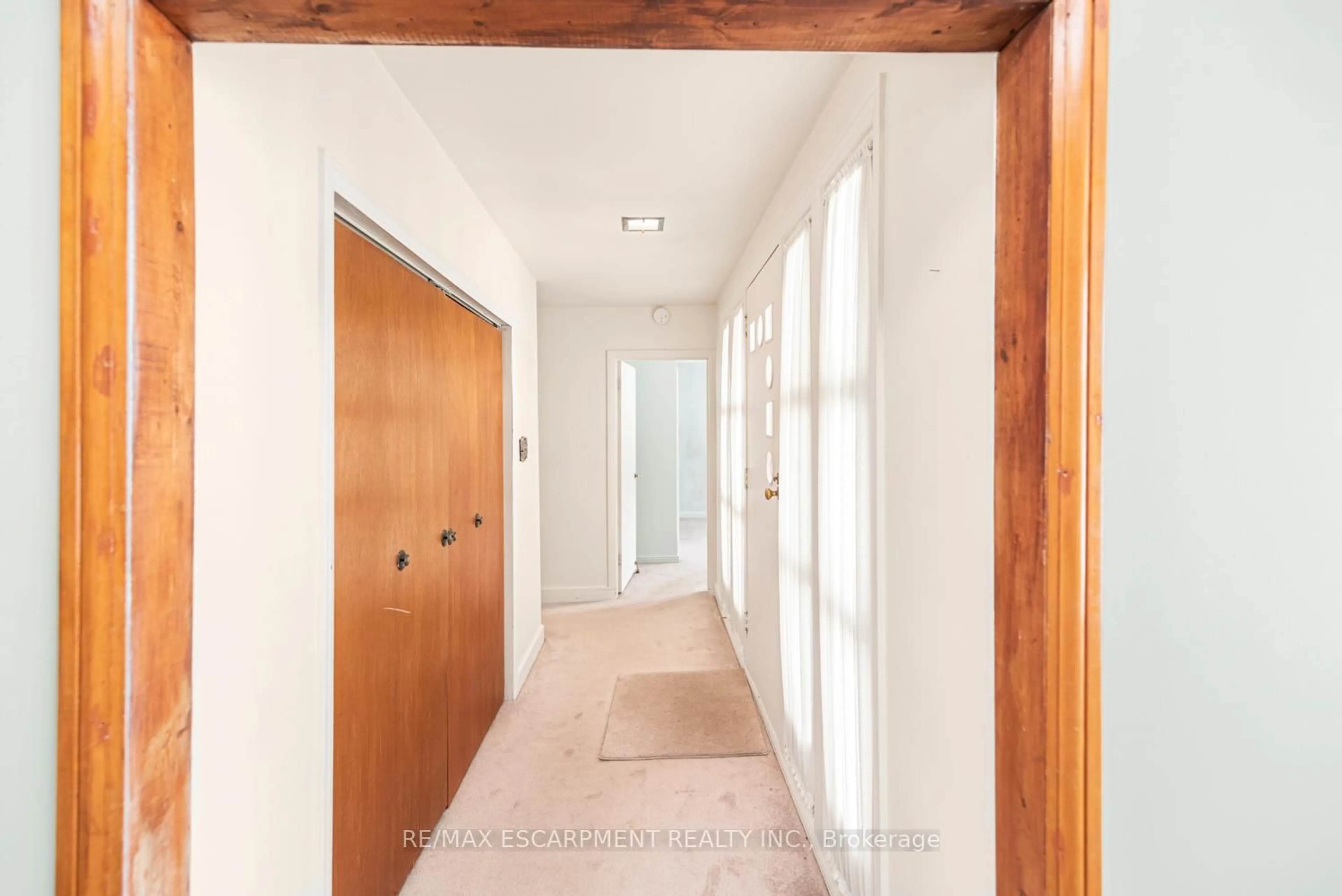 Indoor entryway for 34 Norwich Rd, Hamilton Ontario L8E 1Z8