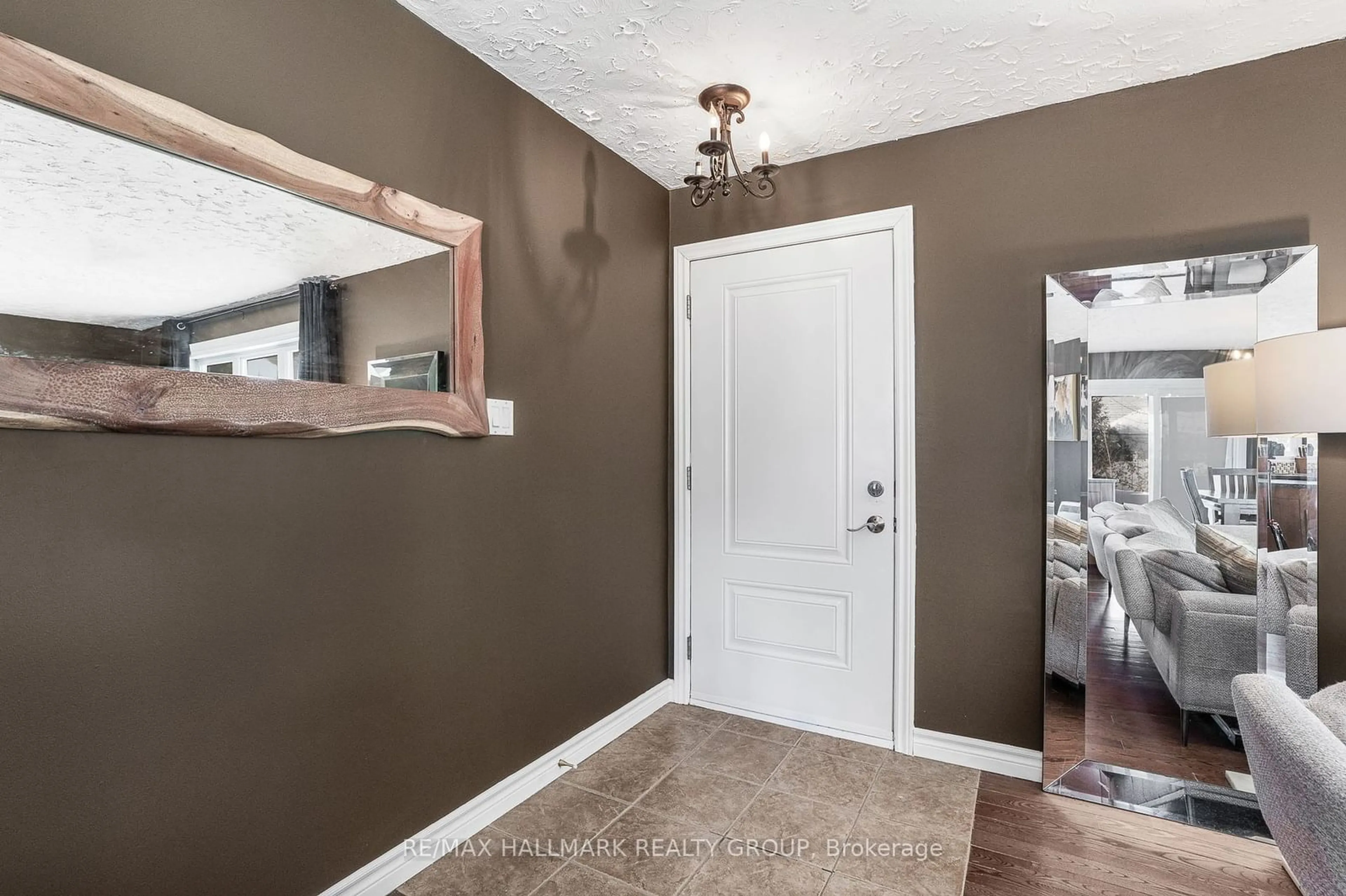 Indoor entryway for 2748 LEONARD St, Clarence-Rockland Ontario K4K 1S6