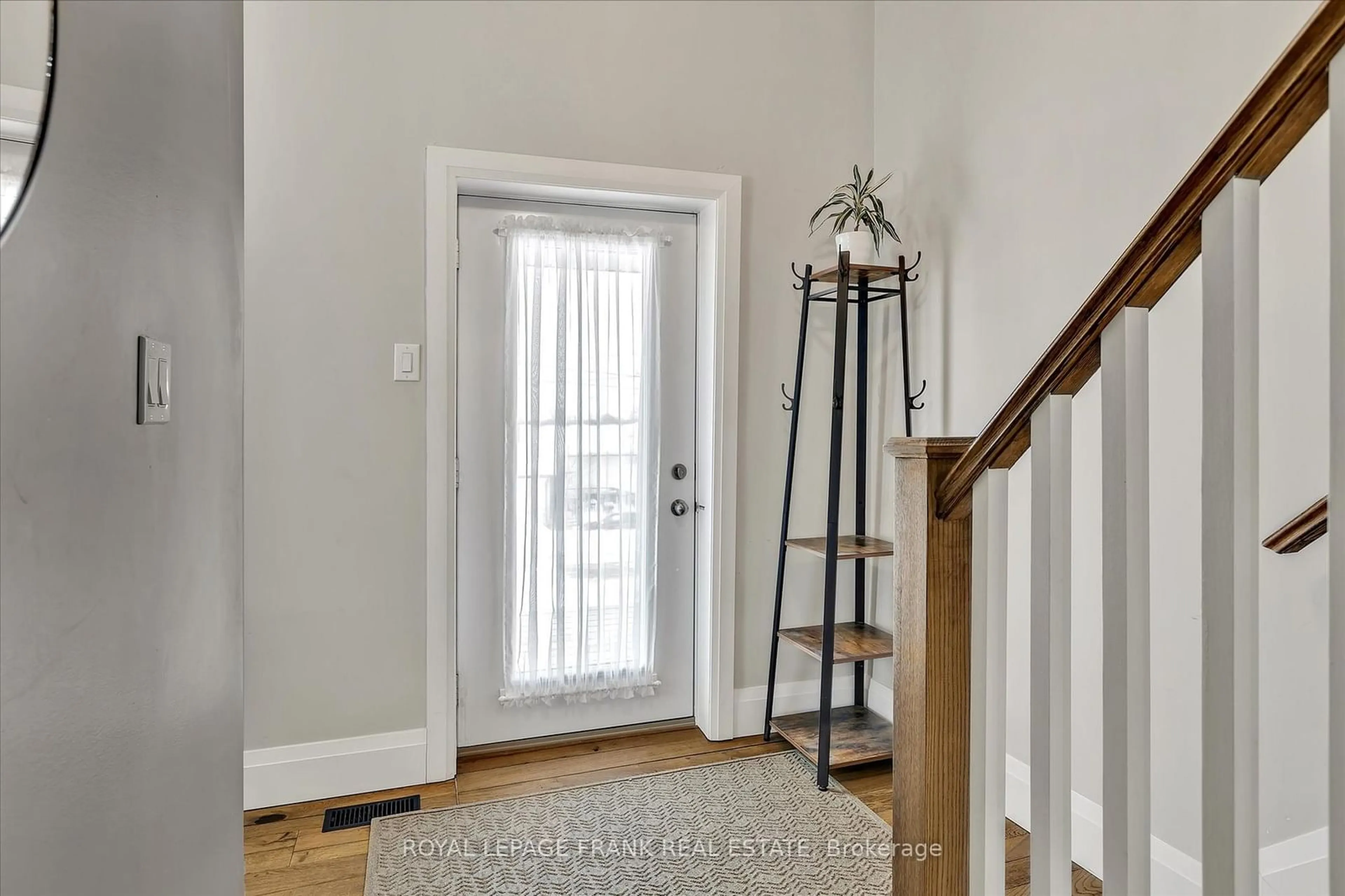 Indoor entryway for 6 Knox St, Peterborough Ontario K9H 2A8