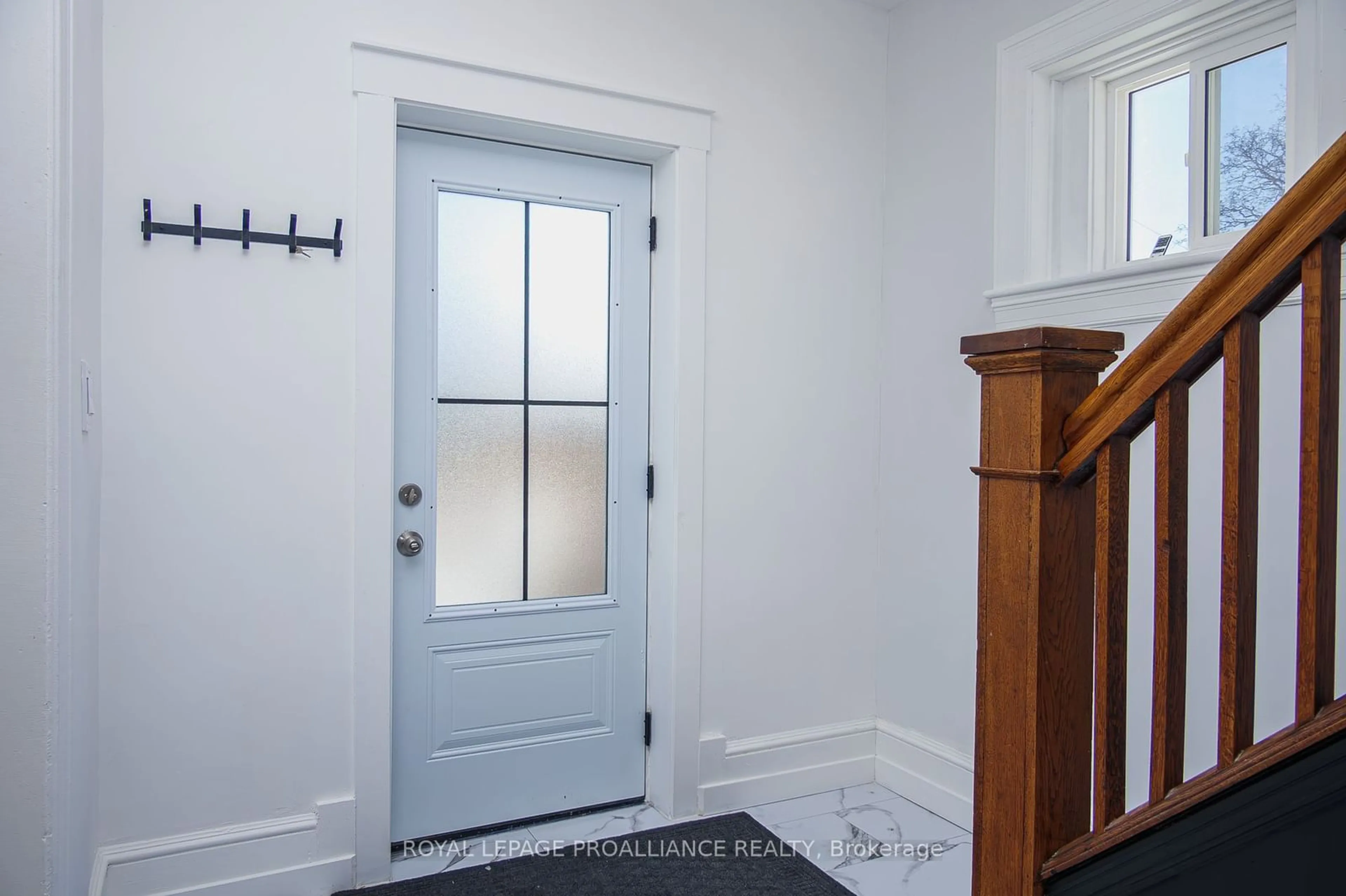 Indoor entryway for 42 Highland Ave, Belleville Ontario K8P 3R1