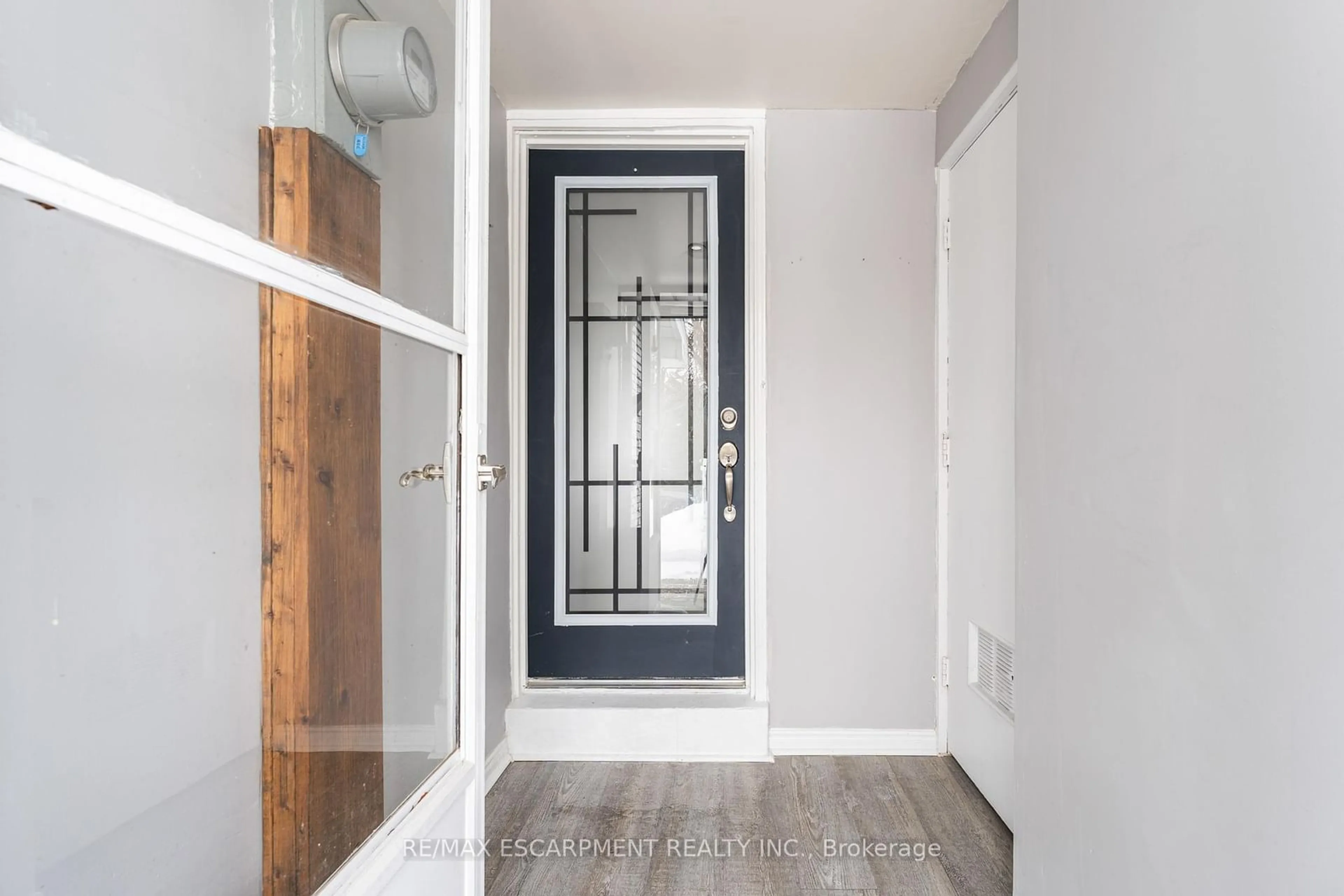 Indoor entryway for 68 Gledhill Cres, Hamilton Ontario L9C 6H4