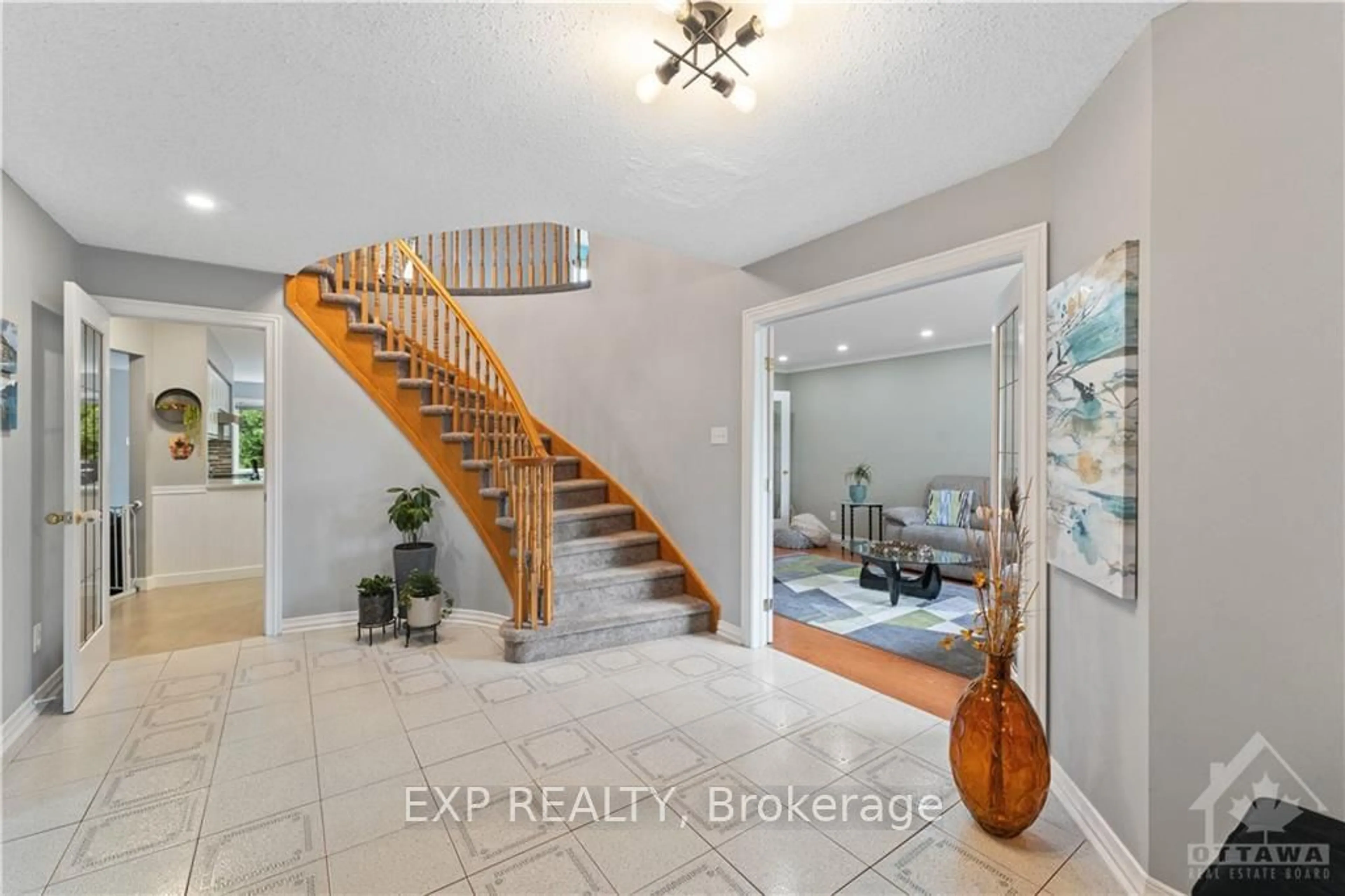 Indoor entryway for 6109 FERNBANK Rd, Stittsville - Munster - Richmond Ontario K2S 1B6