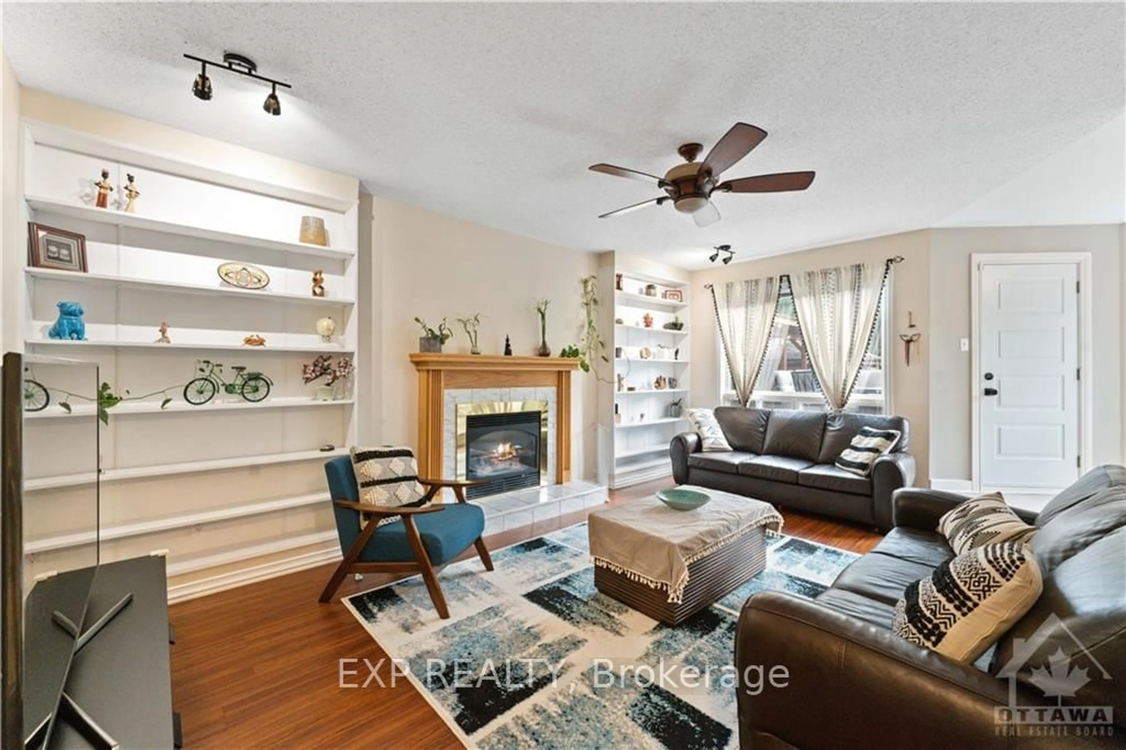 Living room with furniture, wood/laminate floor for 6109 FERNBANK Rd, Stittsville - Munster - Richmond Ontario K2S 1B6