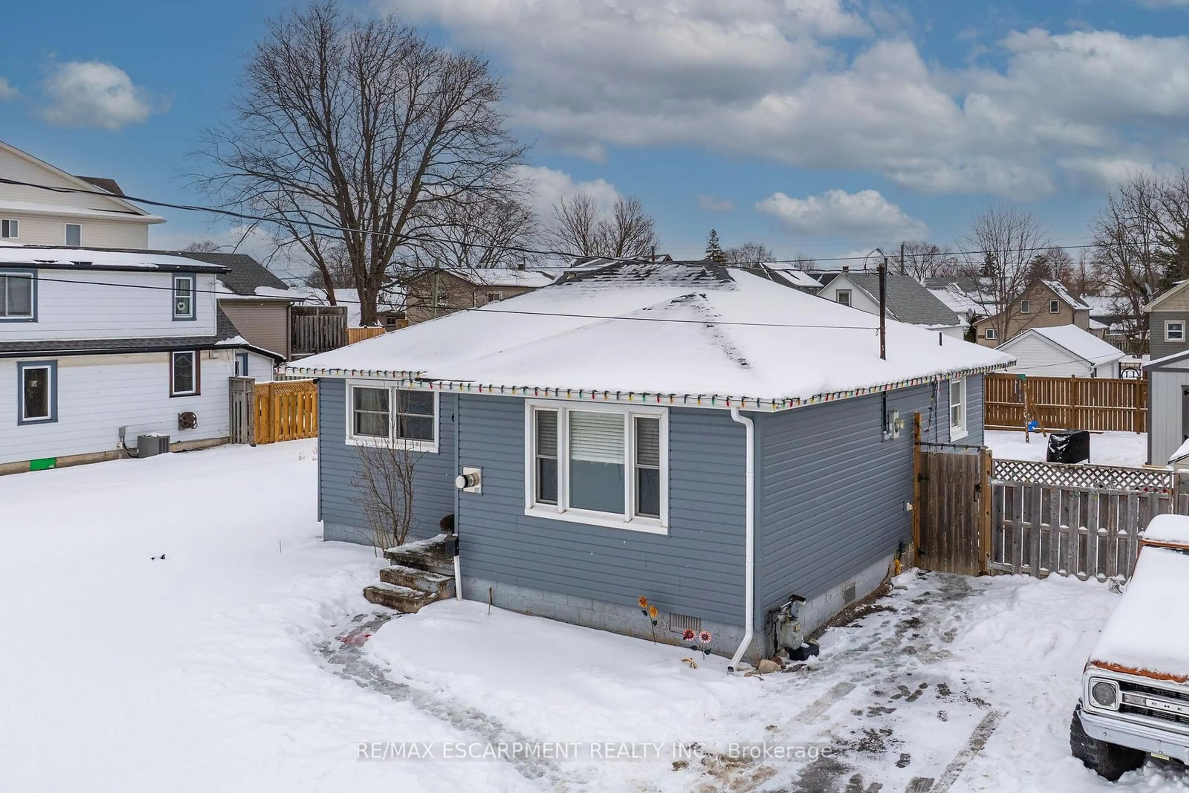 A pic from outside/outdoor area/front of a property/back of a property/a pic from drone, street for 62 Knoll St, Port Colborne Ontario L3K 5A6