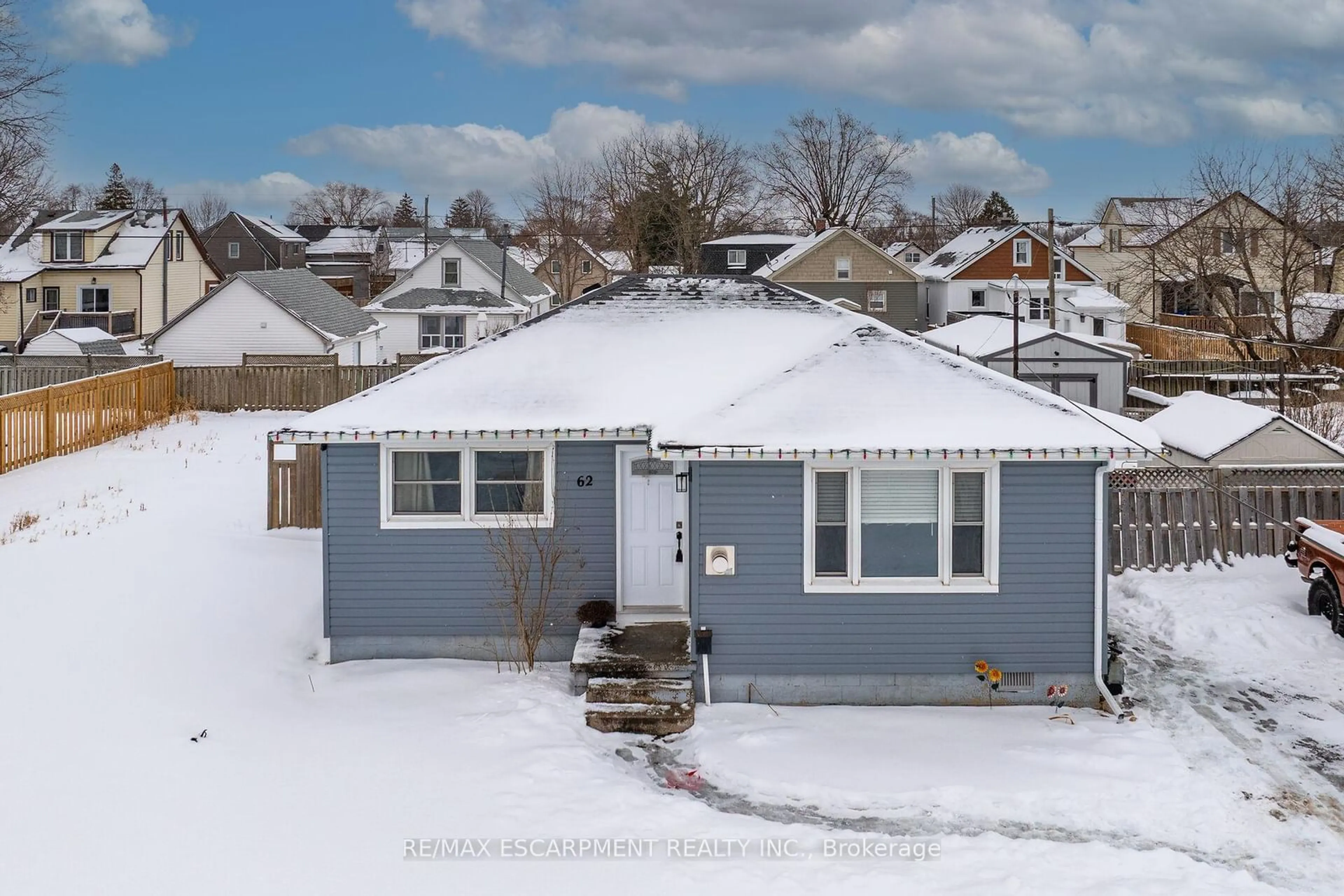 A pic from outside/outdoor area/front of a property/back of a property/a pic from drone, street for 62 Knoll St, Port Colborne Ontario L3K 5A6