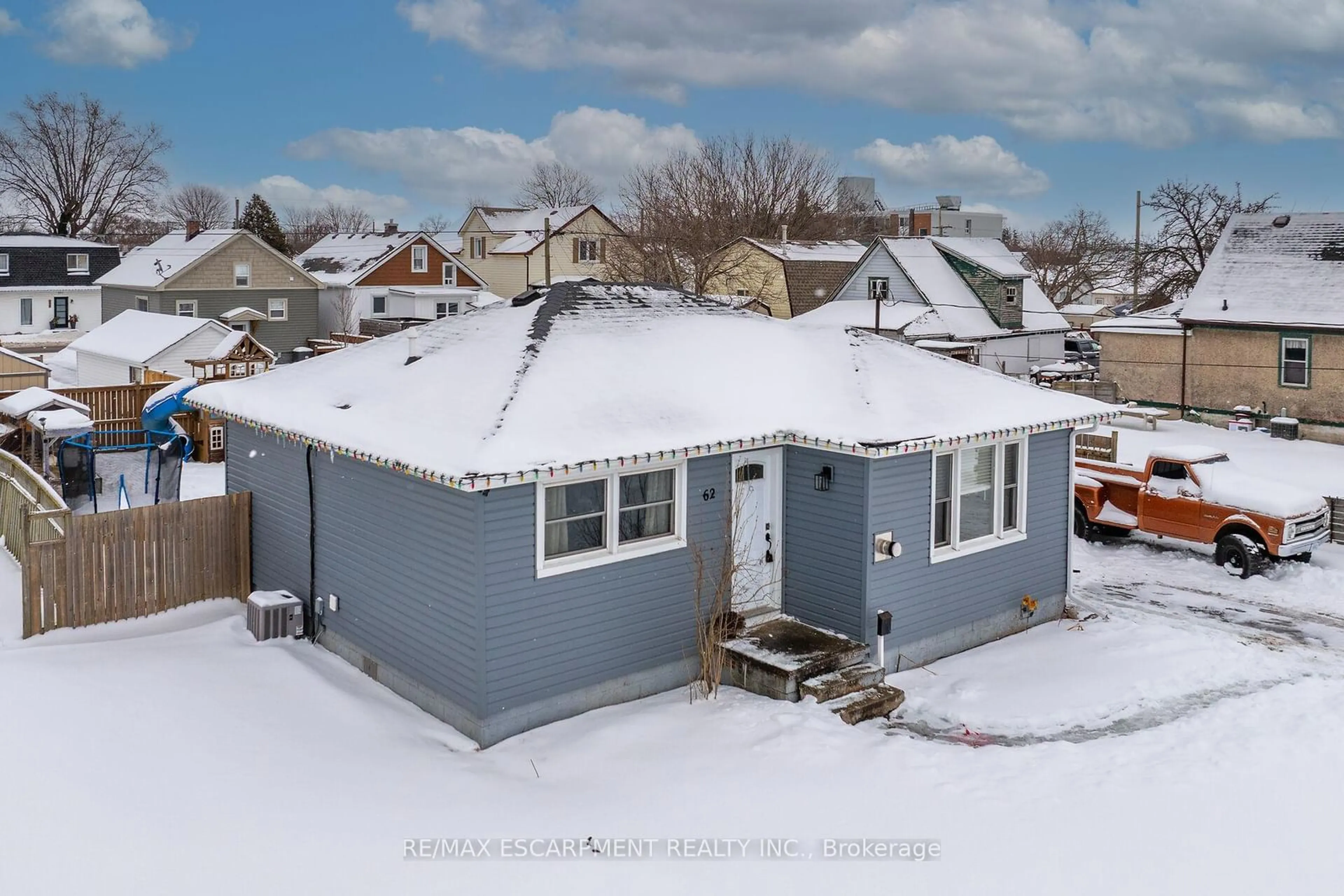 A pic from outside/outdoor area/front of a property/back of a property/a pic from drone, street for 62 Knoll St, Port Colborne Ontario L3K 5A6