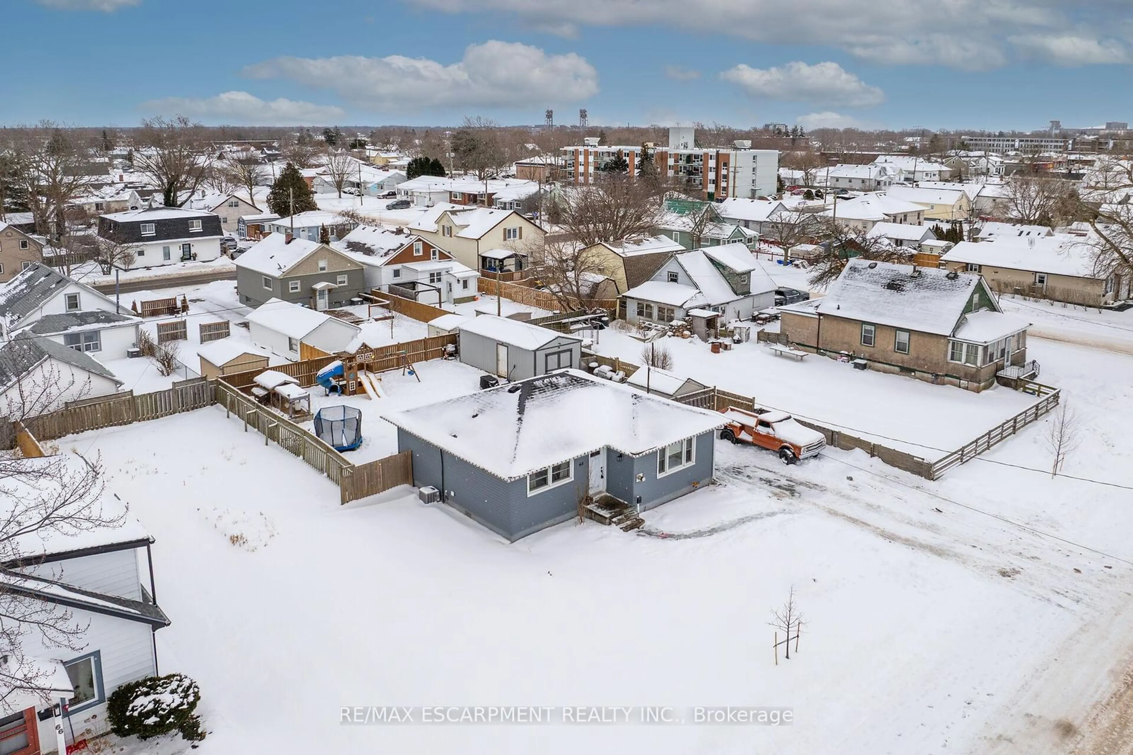 A pic from outside/outdoor area/front of a property/back of a property/a pic from drone, unknown for 62 Knoll St, Port Colborne Ontario L3K 5A6