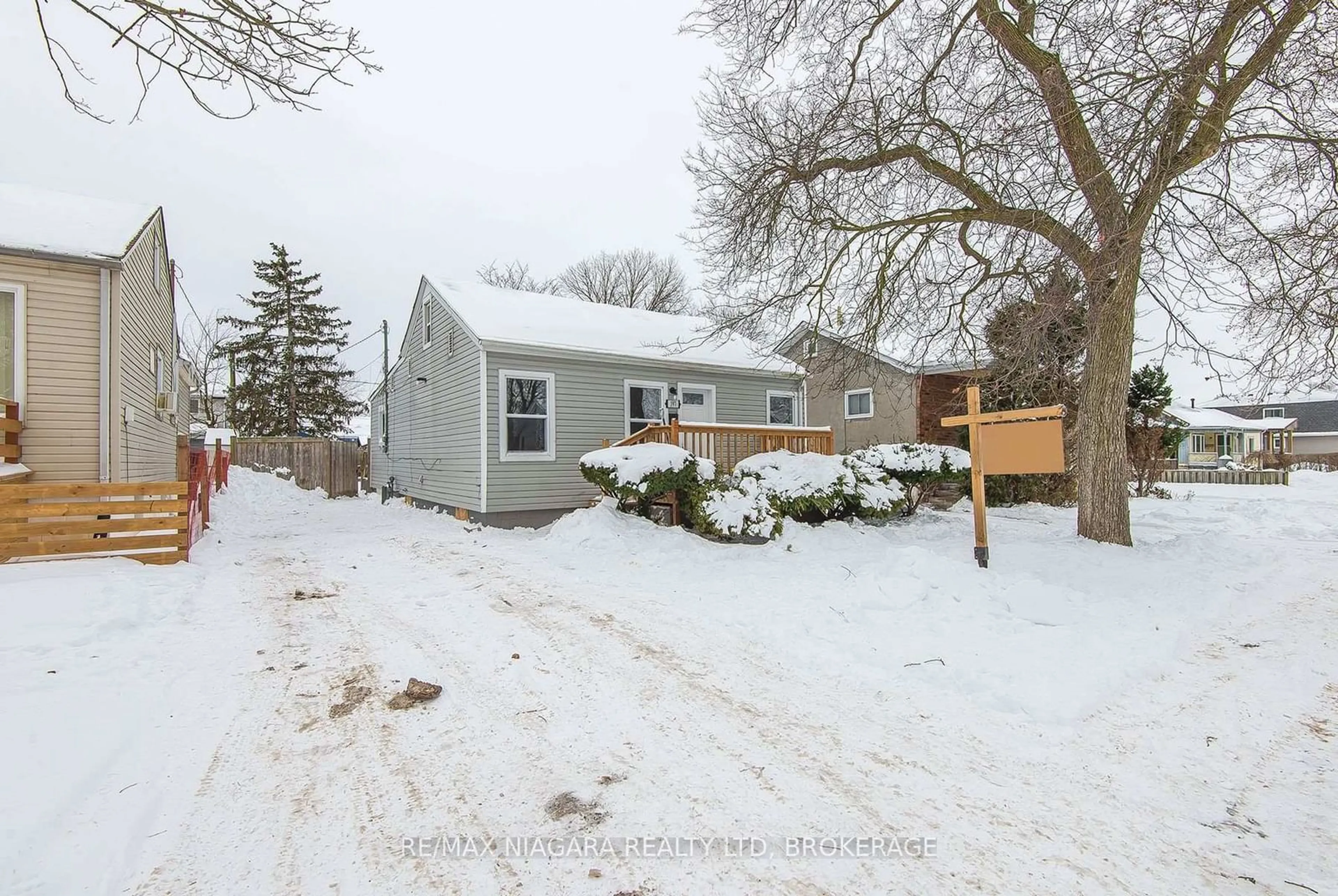 A pic from outside/outdoor area/front of a property/back of a property/a pic from drone, street for 397 Hennepin Ave, Welland Ontario L3B 4T4