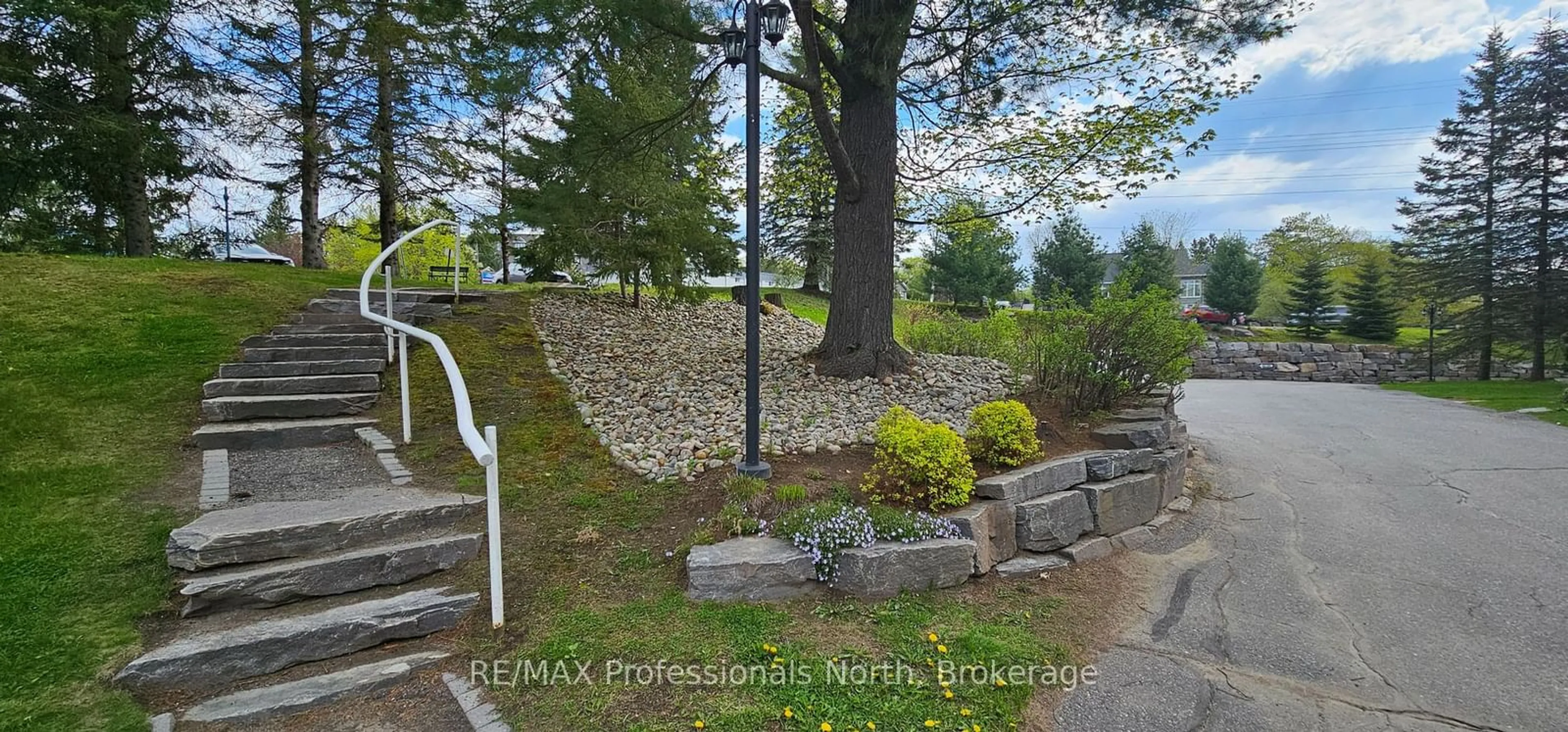 A pic from outside/outdoor area/front of a property/back of a property/a pic from drone, unknown for 31 DAIRY Lane #105, Huntsville Ontario P1H 2L7