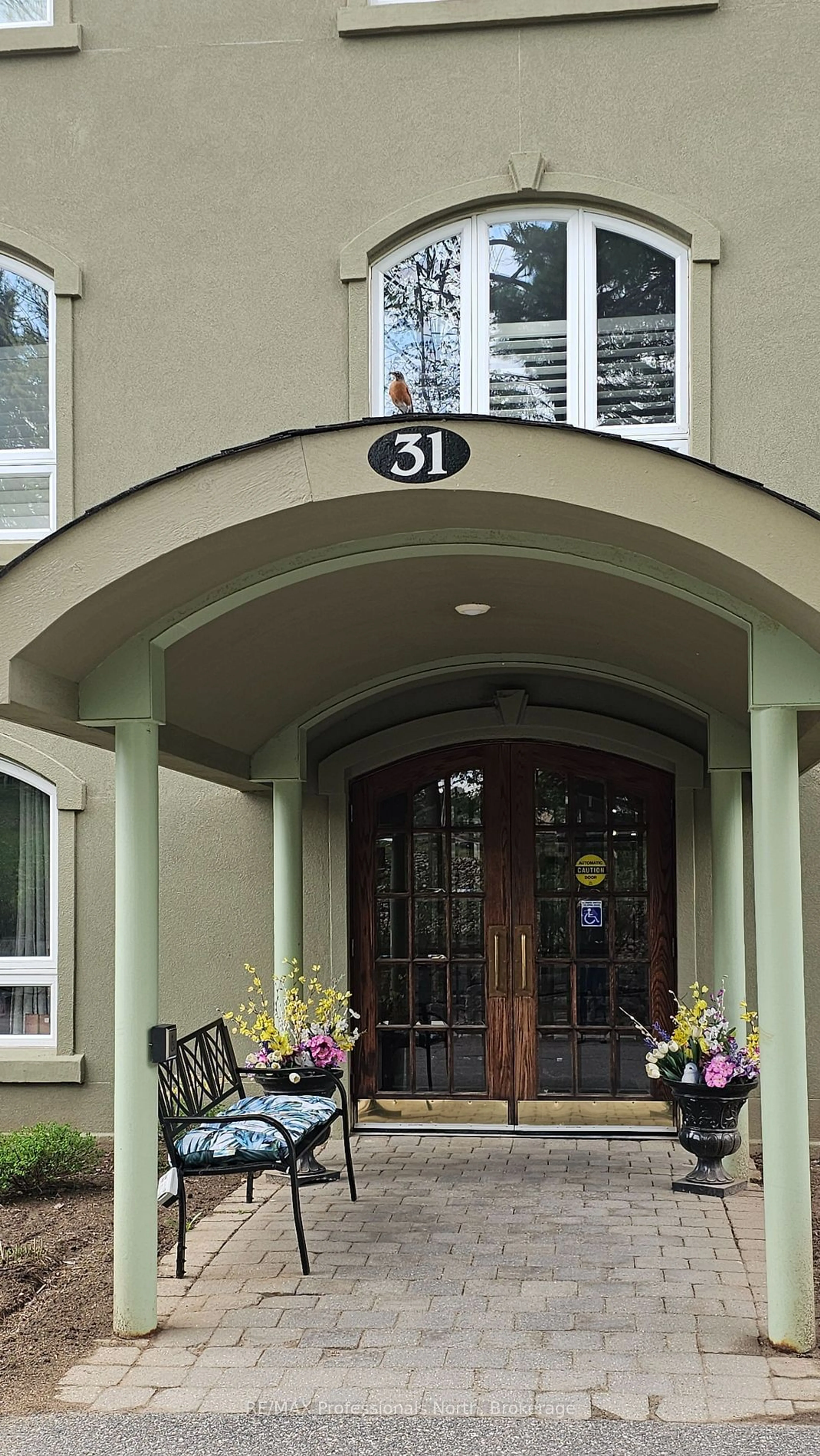 Indoor entryway for 31 DAIRY Lane #105, Huntsville Ontario P1H 2L7