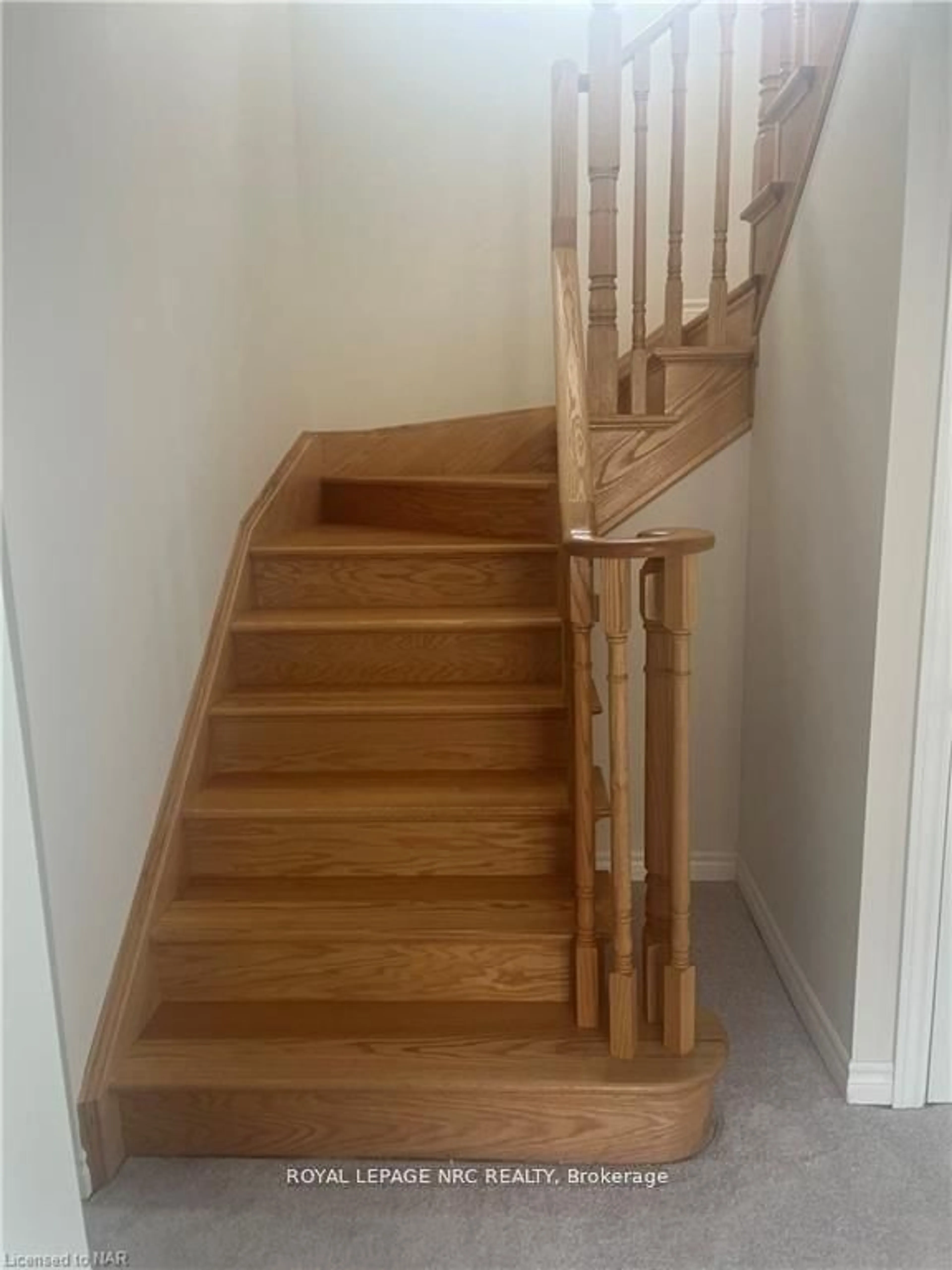 Stairs for 132 PALACE St, Thorold Ontario L2V 3P4