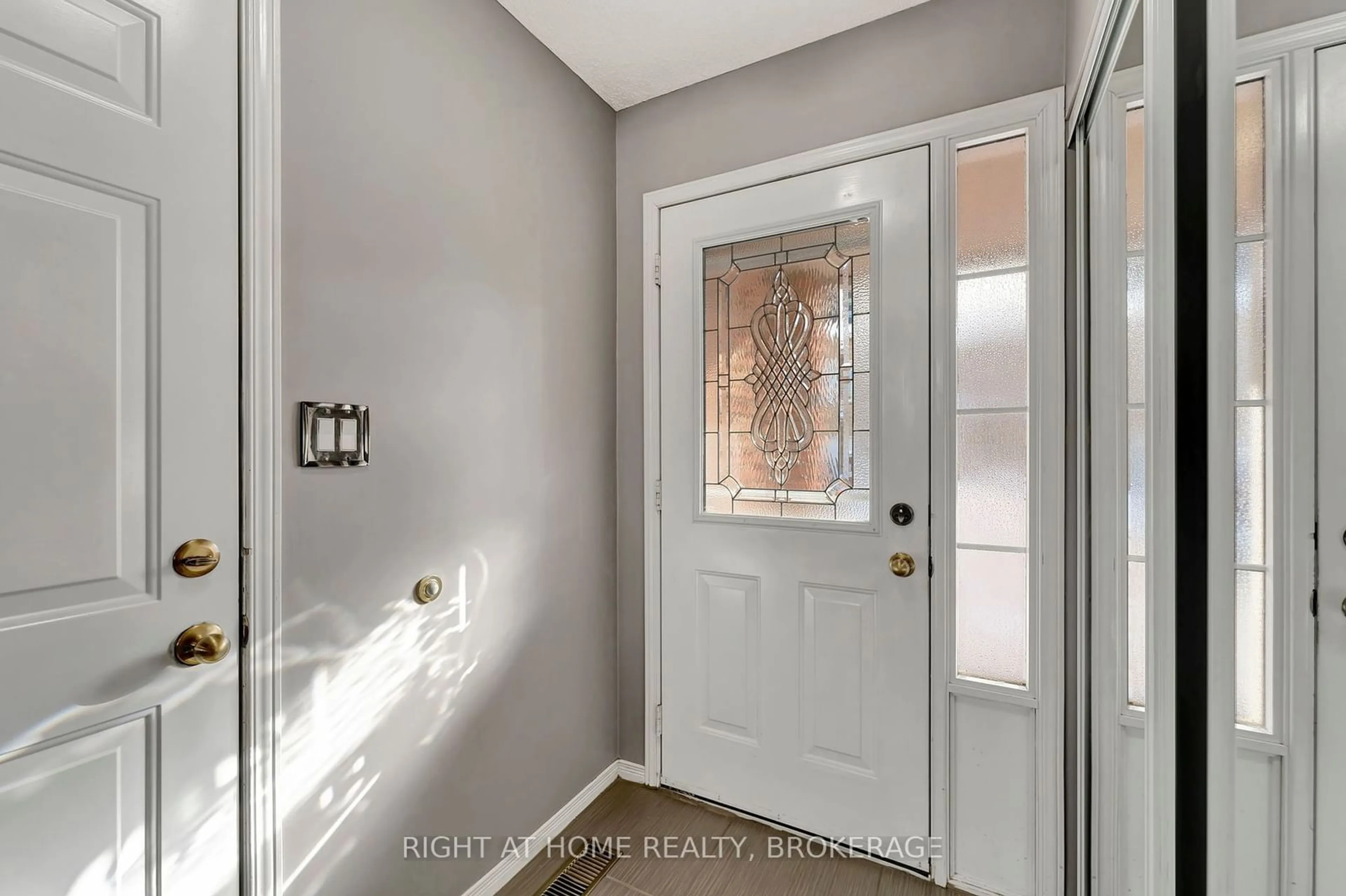 Indoor entryway for 485 Green Rd #33, Hamilton Ontario L8E 6A7