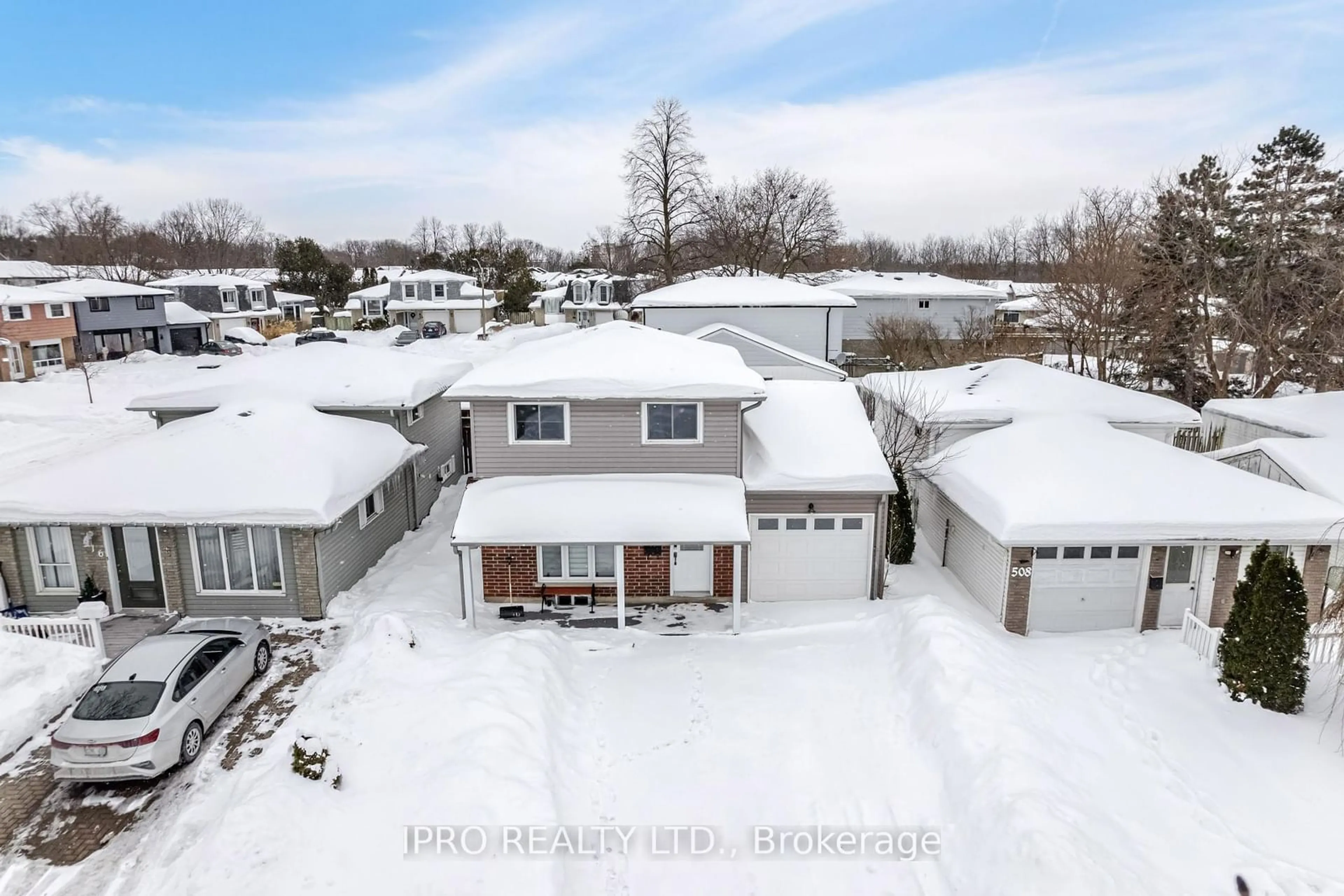 A pic from outside/outdoor area/front of a property/back of a property/a pic from drone, street for 512 Pinetree Cres, Cambridge Ontario N3H 4X5