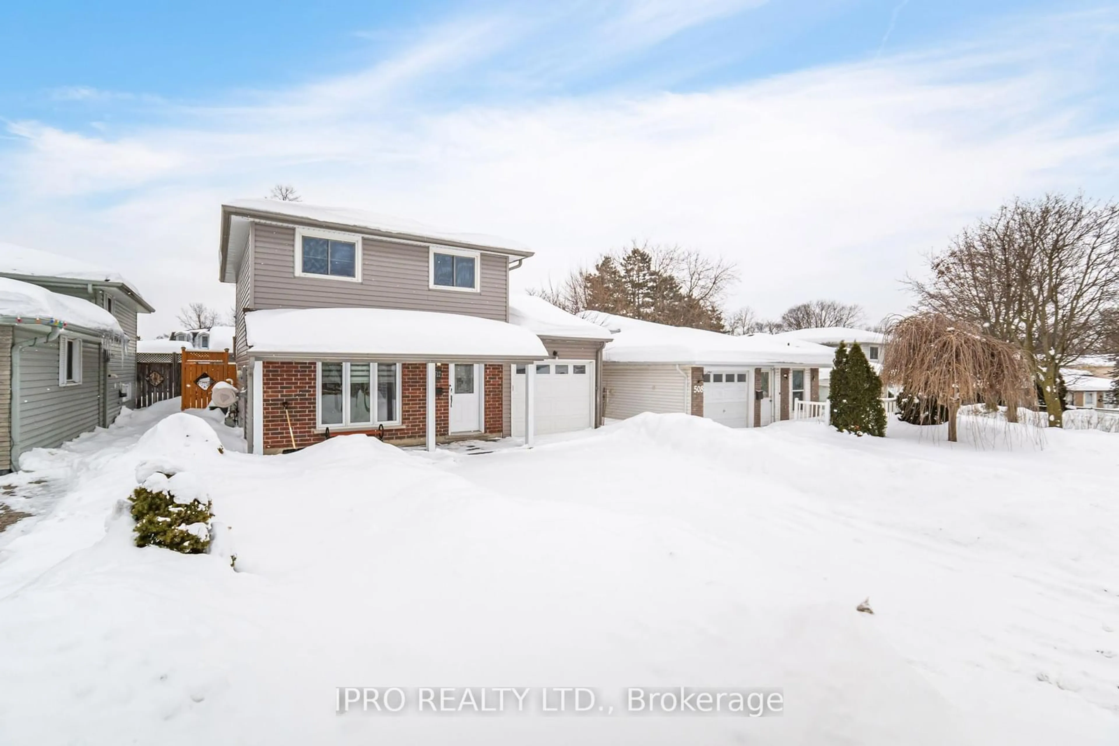 A pic from outside/outdoor area/front of a property/back of a property/a pic from drone, street for 512 Pinetree Cres, Cambridge Ontario N3H 4X5