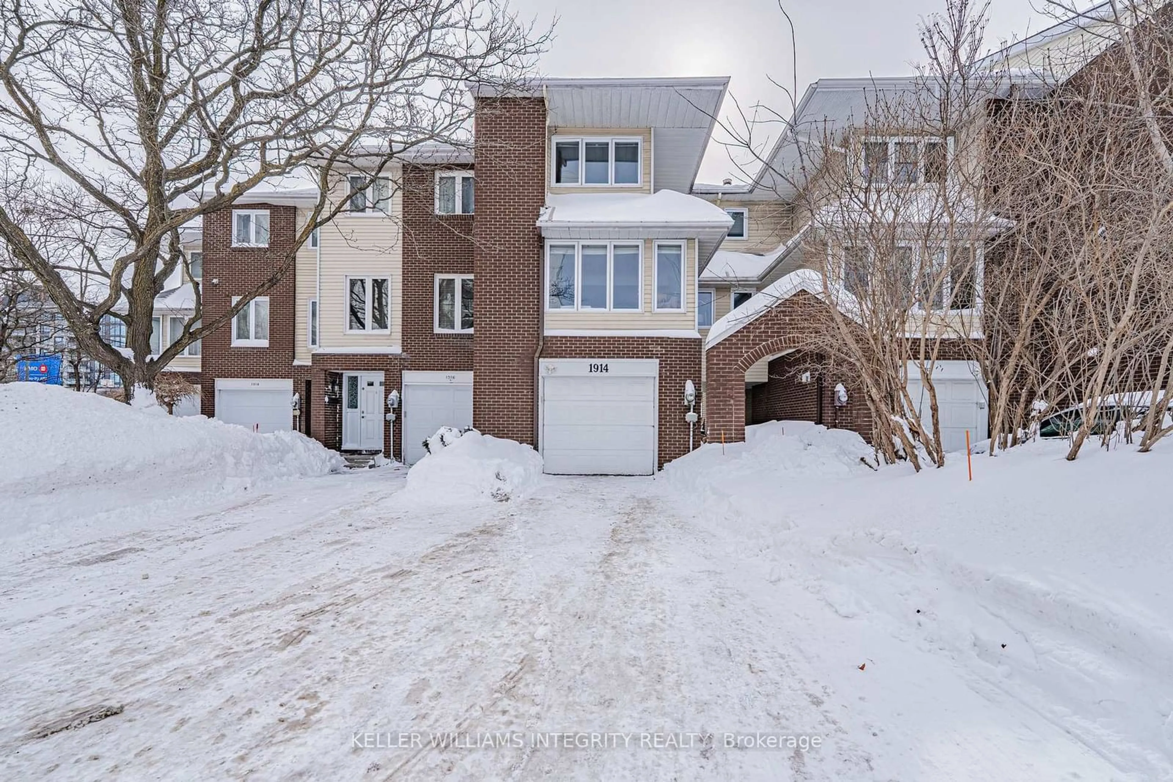 A pic from outside/outdoor area/front of a property/back of a property/a pic from drone, street for 1914 RUSSELL Rd, Elmvale Acres and Area Ontario K1G 1L6