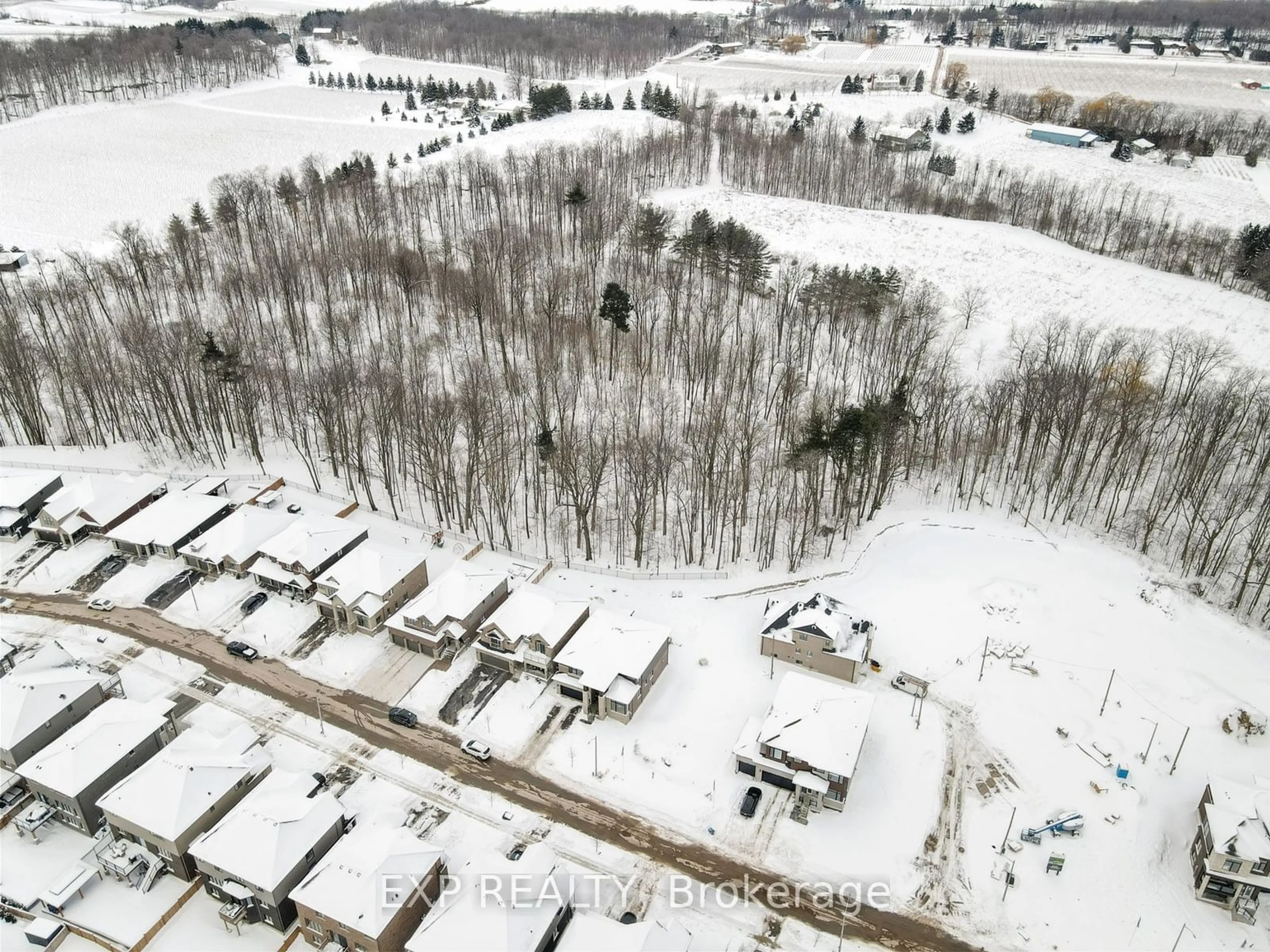 A pic from outside/outdoor area/front of a property/back of a property/a pic from drone, street for 4052 Highland Park Dr, Lincoln Ontario L0R 1B4