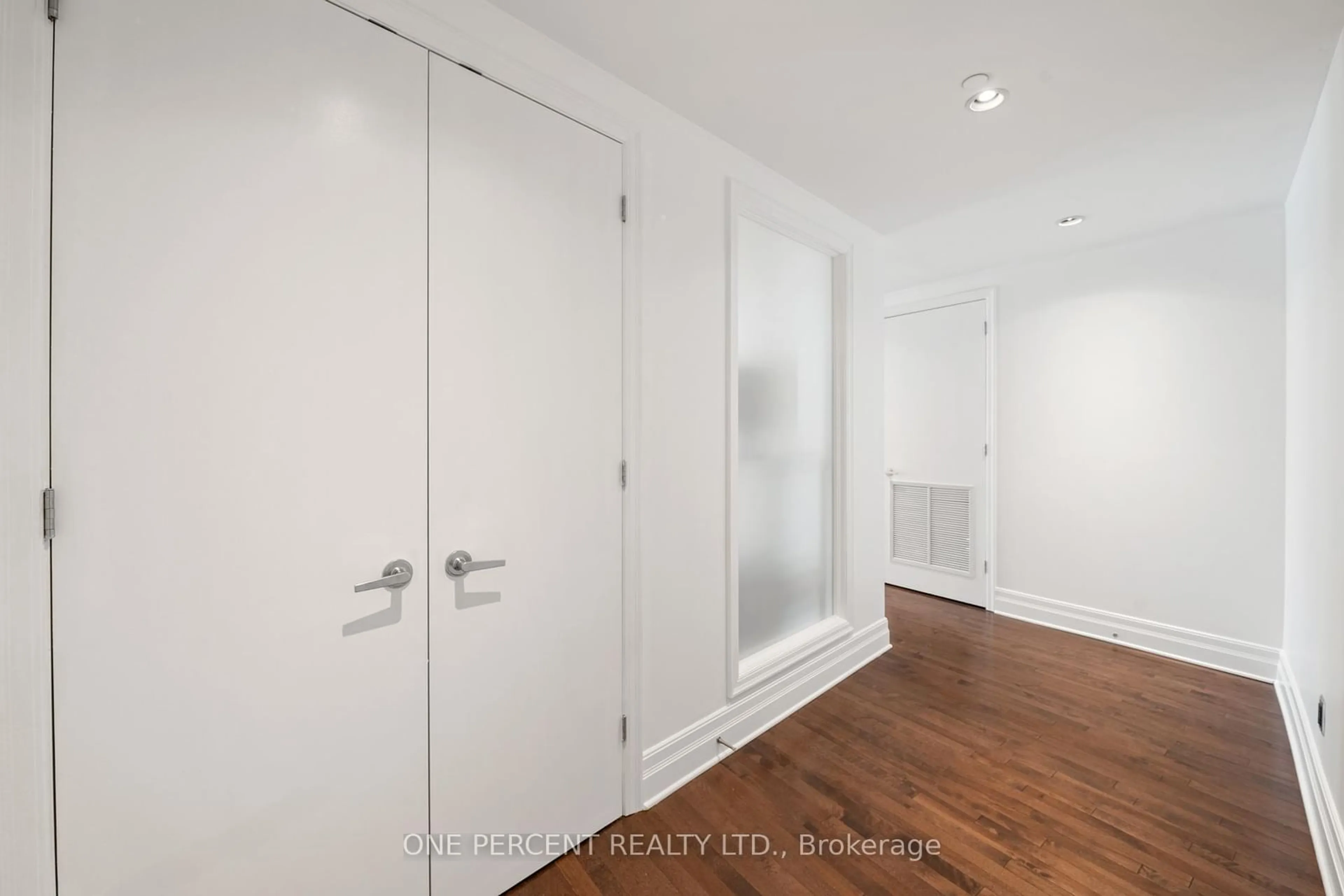 Indoor entryway for 235 Patterson Ave #203, Ottawa Ontario K1S 1Y4